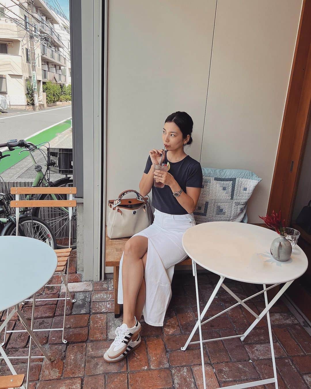 村上瑠美奈さんのインスタグラム写真 - (村上瑠美奈Instagram)「9月も終わるのに暑いね〜🫠  ホワイトデニムが大人のコーデにはとても良いなと最近好きでよく着てる🤍  本日から4日間 私の初の写真展が始まりました📷  恵比寿 山小屋ギャララリーにて 期間:9/28〜10/1  カメラマンの魚住さん　@seiichi_uozumi に撮っていただいた写真がどれも素敵なのでぜひ足を運んで下さい✨  #写真展　#山小屋ギャララリー」9月28日 13時32分 - ruminamurakami