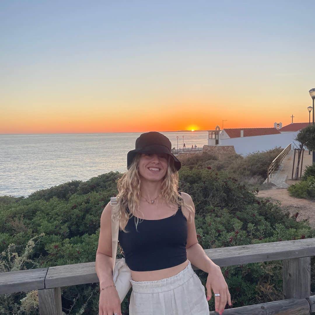 ヘレン・マロウリスさんのインスタグラム写真 - (ヘレン・マロウリスInstagram)「Just a cliff hanger 🌄#portugal #vacation #sea #nature #lagos」9月28日 13時35分 - helen_maroulis