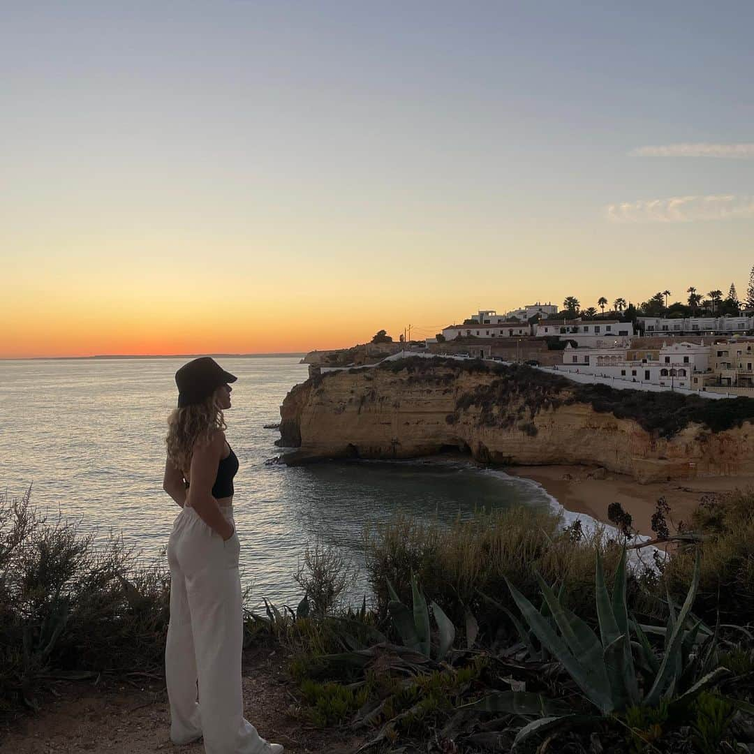 ヘレン・マロウリスのインスタグラム：「Just a cliff hanger 🌄#portugal #vacation #sea #nature #lagos」