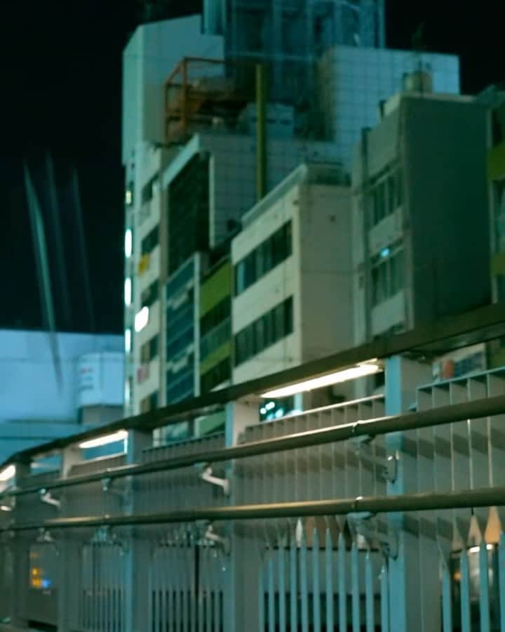 寿君のインスタグラム：「【🚨寿君 新曲情報🚨】 2023.9.29 (Fri) New release 夜をすり抜けて／寿君 ・ 今回はYouTubeのレゲエアレンジでもお世話になったSquid inkが手掛けたCity pop調のトラックに、寿君独自の目線で等身大のLyricsを聞き応えのあるメロディーにのせました！ ・ 約１年3ヶ月ぶりのリリースなので、すこぶる気合いを入れております‼️ 今からやっと皆んなをびっくりさせれる、嘘じゃない！ 今こそ力を貸して欲しいし注目しててください🙏 お楽しみに💁  #夜をすり抜けて」