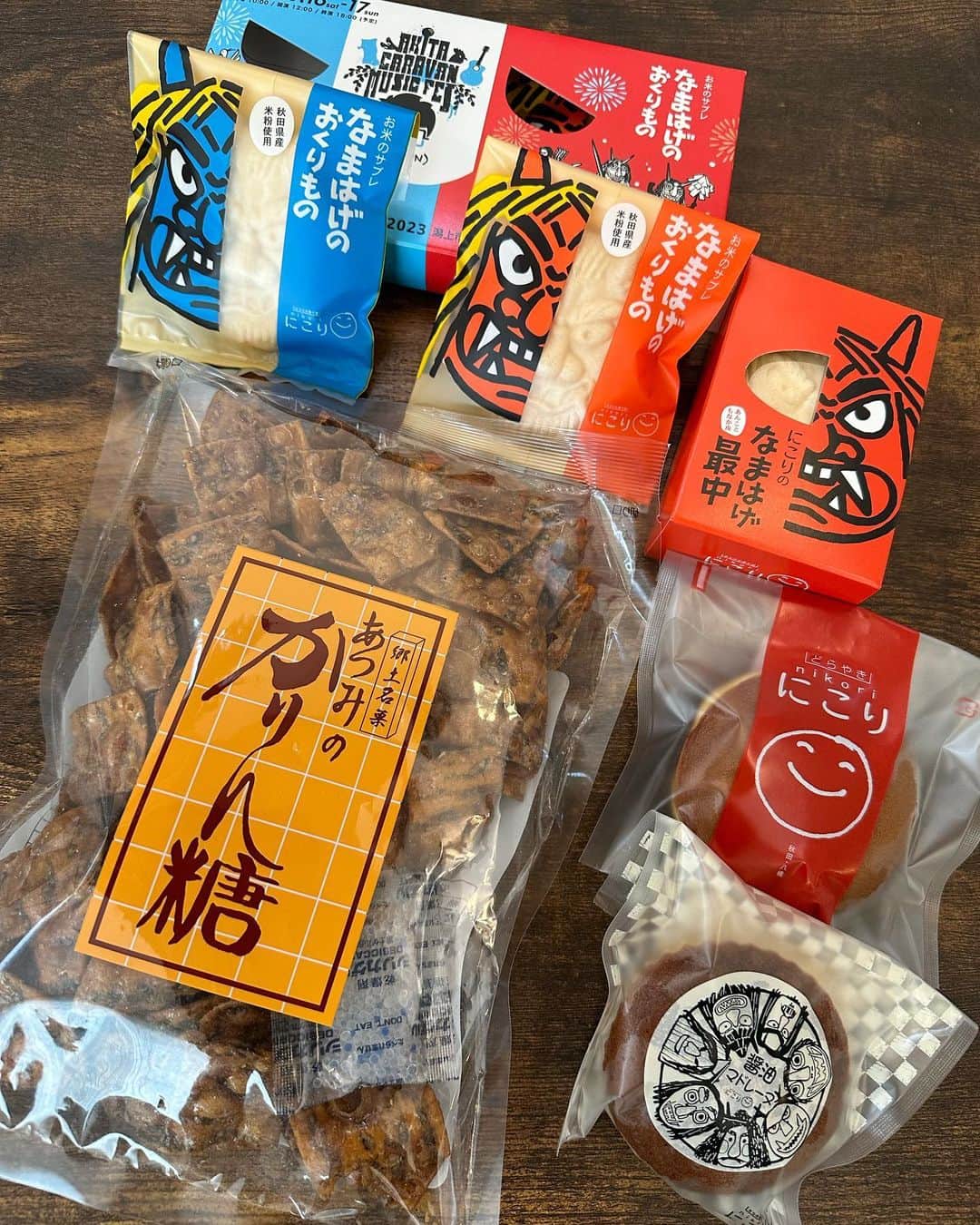 釈由美子のインスタグラム：「先週の秋田 白神山地イベントでお土産にいただいたお菓子です🙏✨  なまはげ👹の最中やサブレやマドレーヌ どらやき“にこり”  サクサクの食感がたまらなくて 何枚食べてもまた手がのびちゃう😋 “あつみのかりん糖”  どれもみんな美味しくて 家族からも大好評でした😍🤩😂  #秋田みやげ  #なまはげ #あつみのかりん糖」