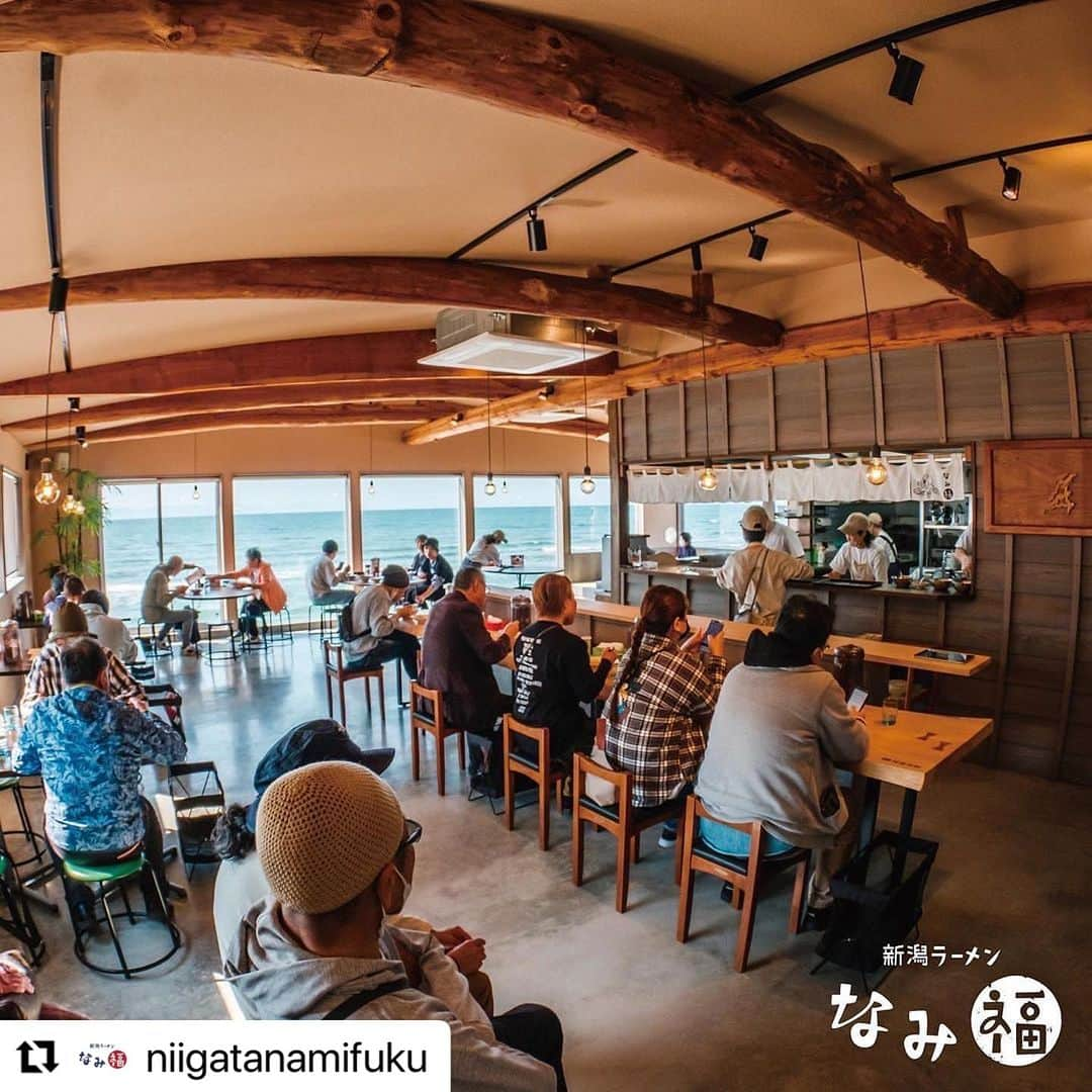 難波章浩のインスタグラム：「#Repost @niigatanamifuku  ・・・ 『皆さまへ🙏🏻』  「新潟ラーメン なみ福」がオープンしてから早いこと1年が経ちました。様々な難しい波を皆んなで乗り越えながら今日を笑顔で迎える事が出来ましたのも、日頃より角田浜本店や冬季は新潟大学前店にご来店頂いたり、ご自宅より冷凍なみ福ラーメンをお取り寄せ頂いております、沢山の皆さまのおかげに他なりません。  毎日大切な命である材料や食材を仕入れさせて頂いております技術者の方、生産者の皆さま、心より尊敬してます。お取引させて頂いております各業者さま、店舗の皆さま、本当にありがとうございます。 クラウドファンディングでご支援を頂きました本当に沢山の方々。我々を取り上げて下さった様々なメディアの方々。建築や内装などでお世話になった業者の方々。いつも忙しい中工事や製作などボランティアでサポートしてくれている仲間達。  全ての皆さまに感謝の気持ちをお返ししようとここまで皆んなで日々頑張ってきました。皆さまより授かった"なみ福"という世界を更に楽しい空間にして行きます。皆さまに納得して頂ける様に勉強しトライし続けます。それが僕達の出来る恩返しだと思っています。  女将さんより僕達だけが受け継いだ大切な魂をこれからも守って行くことを誓います。そして角田浜の浜茶屋の伝統や新潟の地域文化を盛り上げられる様に努力することを誓います。  ラーメンやチャーハンはもちろん、なみ福茶屋の愛おしいメニュー達、製作してくれた方々の愛のこもったグッズ達を感謝の気持ちを込めて皆さまにご提供させて頂くことを誓います。  個人的にはなりますが、野口店長を始め、社員の皆さん、スタッフの皆さん、一周年マジでおめでとうございます！ "皆んなで力を合わせたら何でも出来る"  貴方達と出会えて僕は幸せです。  チームを代表致しまして、なみ福を愛して下さる全ての皆さまに心より感謝を申し上げます。 今後とも 「新潟ラーメン なみ福」ならび「なみ福茶屋」を可愛がって下さいましたら幸いです。  "沢山の笑顔を作りたい！"  引き続き何卒よろしくお願い致します。  株式会社 いい日  代表取締役  難波章浩」