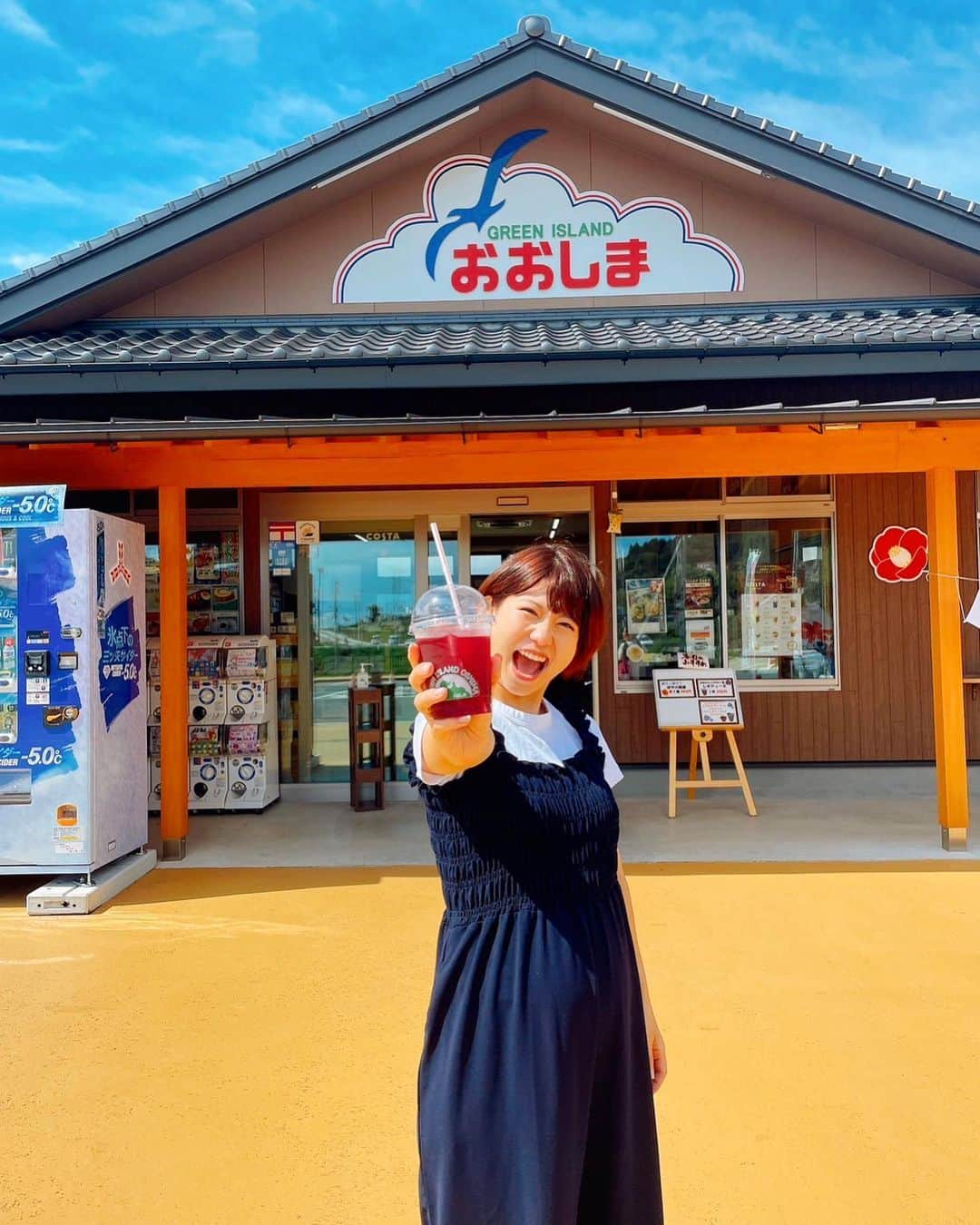 酒井健太のインスタグラム：「母と妻と娘と  #気仙沼大島  #母の故郷 #やっぱいいとこ」