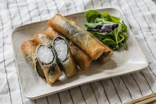 暮らし上手のインスタグラム：「今日の晩ごはんに『大根春巻き』はいかがですか？  植草奈緒さんの『大根春巻き』は、煮物や炒め物に使うことが多い大根を海苔と一緒に包んでおつまみ風のひと品に。海苔は加熱することで一層風味がよくなります。火の通りも早いので短い揚げ時間で仕上がります。  ------------------------------ 調理時間：40分  材料 （ 2人分 ） 春巻の皮 …6枚 大根 …200g 海苔 （全型） …1と1/2枚 塩 …小さじ1/2 揚げ油 …適量 ベビーリーフ …適量  ------------------------------  レシピの詳細はプロフィールリンクから！  #Kurashi #暮らし上手 #晩ごはん #レシピ #簡単レシピ」