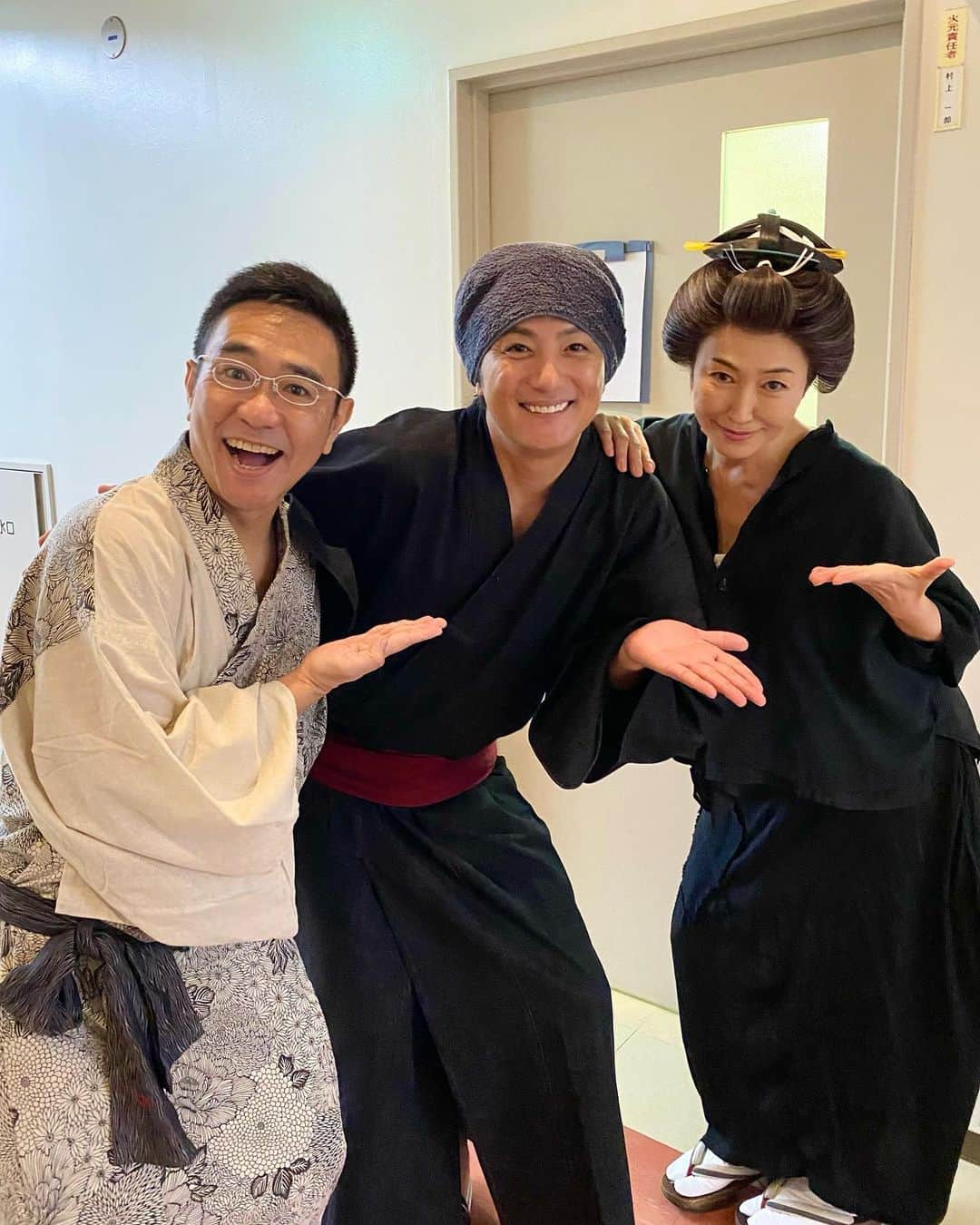 のインスタグラム：「隣のstudioの2人バッタリ🙌つか廊下でうるさかったから気付いて出て来てくれたっぽい🙇‍♂️すぁせん #八嶋智人 やっちんさん #高島礼子 れーこちゃま @reico.official」