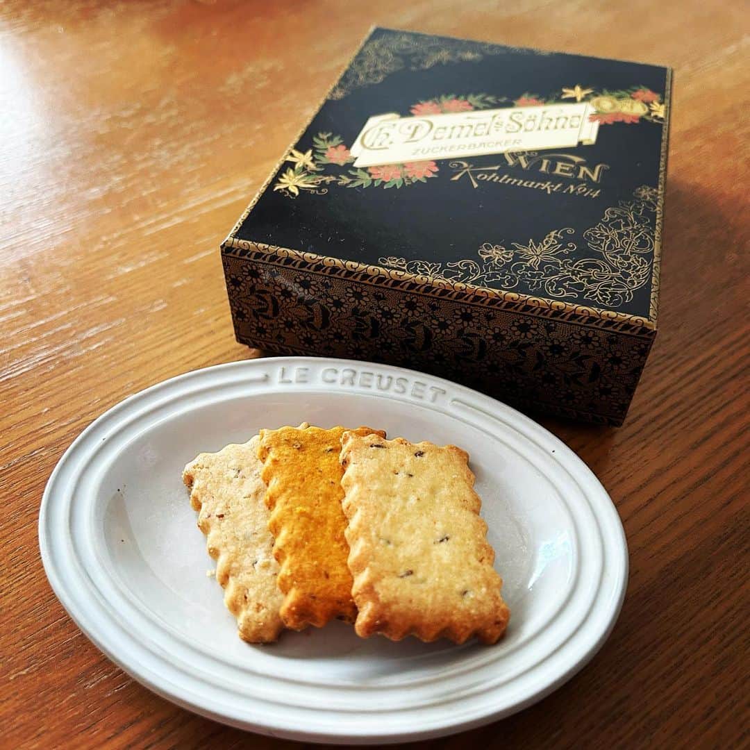 梅津有希子のインスタグラム：「いただきもののおやつ。デメルの甘くないサワークッキー。オニオンペッパー、トマトバジル、スモークチーズ。ハーブやスパイスが香る、サックリほろりのコク深いおつまみクッキー。  おいしーこれ😋 甘いもの苦手な人にもぴったり。  #デメル #demel #お土産 #贈り物 #クッキー」