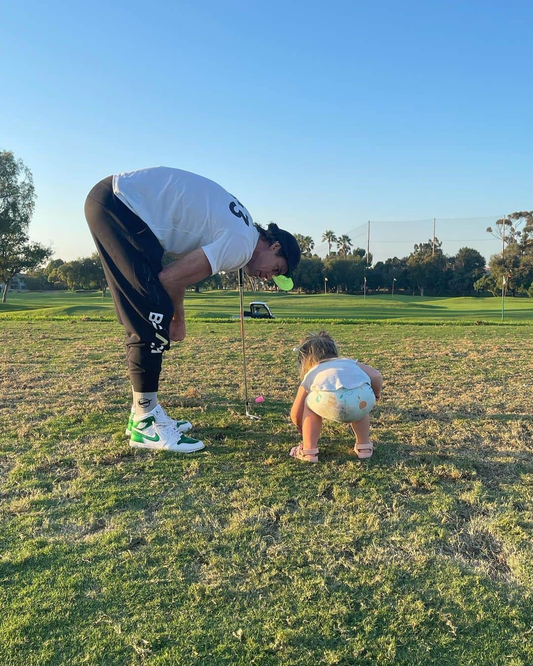 クリスティン・ヒルデブランドさんのインスタグラム写真 - (クリスティン・ヒルデブランドInstagram)「A few favorites from September🍁.  1. School drop off - somehow Rhett is in kindergarten?? 🥹 2. Saturday snuggles turned giggles  3. Lennon on our flight to Arizona, she loved it ! and now anytime she sees an airplane in the sky says “I wanna go on airplane again😂😍” which sounds more like “iwannagoonairplanegain” 4. Travel day selfie with my mini me🥰 (in Tucson airport headed back to cali) 5. Puppy at his favorite place 💫 6. Hand holding 🩷. I will miss this immensely one day 7. Lennon, in awe at airplanes at our gate before boarding our flight to go watch daddy play at u of a 8. Sweet sibs holding hands through the airport - disclaimer, they are not always this sweet 😂🤪 9. Hitting balls at the range w daddy  10. Rhett testing out his new “big kid backpack” before going back to school & Lennon in her supporting role」9月28日 14時03分 - _kristinhildebrand