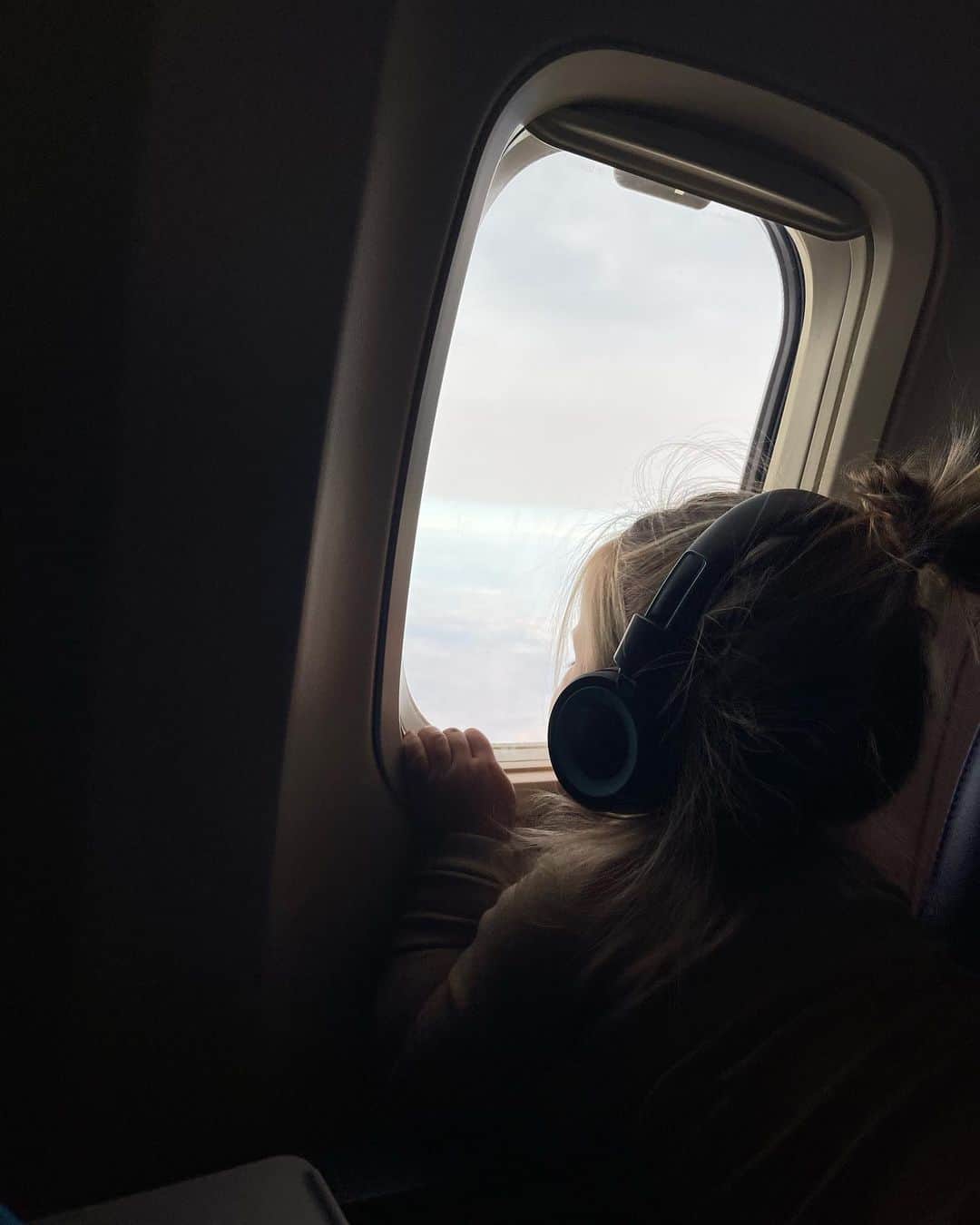 クリスティン・ヒルデブランドさんのインスタグラム写真 - (クリスティン・ヒルデブランドInstagram)「A few favorites from September🍁.  1. School drop off - somehow Rhett is in kindergarten?? 🥹 2. Saturday snuggles turned giggles  3. Lennon on our flight to Arizona, she loved it ! and now anytime she sees an airplane in the sky says “I wanna go on airplane again😂😍” which sounds more like “iwannagoonairplanegain” 4. Travel day selfie with my mini me🥰 (in Tucson airport headed back to cali) 5. Puppy at his favorite place 💫 6. Hand holding 🩷. I will miss this immensely one day 7. Lennon, in awe at airplanes at our gate before boarding our flight to go watch daddy play at u of a 8. Sweet sibs holding hands through the airport - disclaimer, they are not always this sweet 😂🤪 9. Hitting balls at the range w daddy  10. Rhett testing out his new “big kid backpack” before going back to school & Lennon in her supporting role」9月28日 14時03分 - _kristinhildebrand