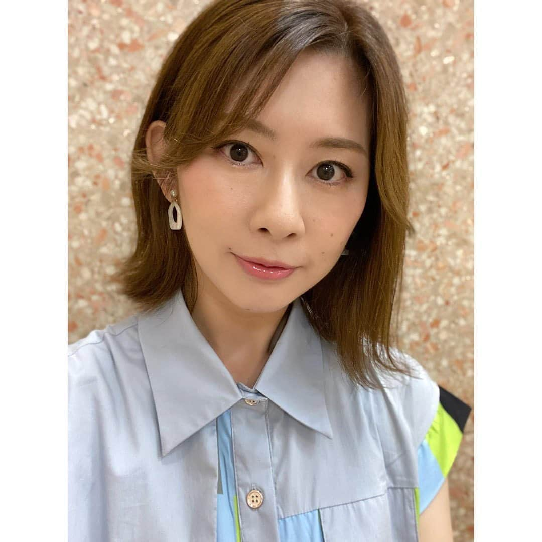 吉野史桜さんのインスタグラム写真 - (吉野史桜Instagram)「昨日は個展の前に美容院行って来たよ💇‍♀️✨  外ハネセットが好評でござんした✌️  そしてまやさんが撮ってくれた ビッグクラッピー越しのワタクシ🤣  おちゃらけております　笑笑笑  #美容院 #ヘアスタイル #外ハネ #ビッグクラッピー #ハマりすぎ」9月28日 14時14分 - shionyoshino