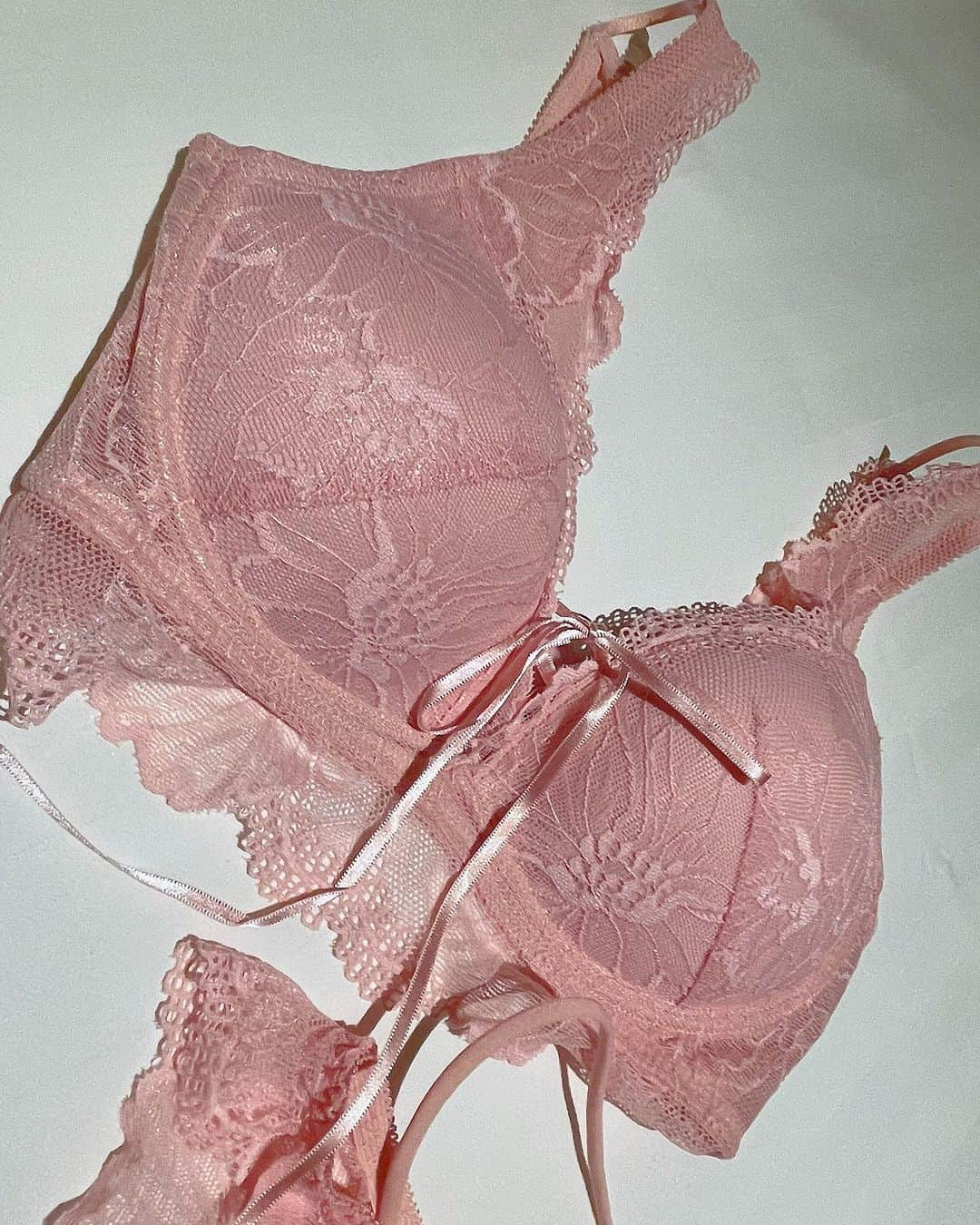 百合華さんのインスタグラム写真 - (百合華Instagram)「最近のお気に入りな『Re:Light Bra』のめちゃ盛れナイトブラ＆ショーツのセットアップ🩷🩷🩷  #盛れるナイトブラ   #大人になったら選びたいものこと   他にはない可愛いデザインのナイトブラ＆ショーツはノンワイヤーで肌に優しくて着け心地の良さに大感動✨  #レース素材のランジェリー   特許取得のオリジナル構造のリライトブラが寝ている時も身体をきちんと補正してくれます🧚✨💕  #特許取得のオリジナル構造   #寝ながら美しい身体をつくる方法   #40代をいちばん素敵に美しく過ごすコツ   リライトブラ＆ショーツは初回送料無料なので色違いで全色買いもお薦めです💖  #下着 #盛れる #盛れブラ #ナイトブラ #リライトブラ #リライトショーツ  #スタイルキープの秘密 #お薦めナイトブラ #relightbra」9月28日 14時07分 - yurika.lovelily