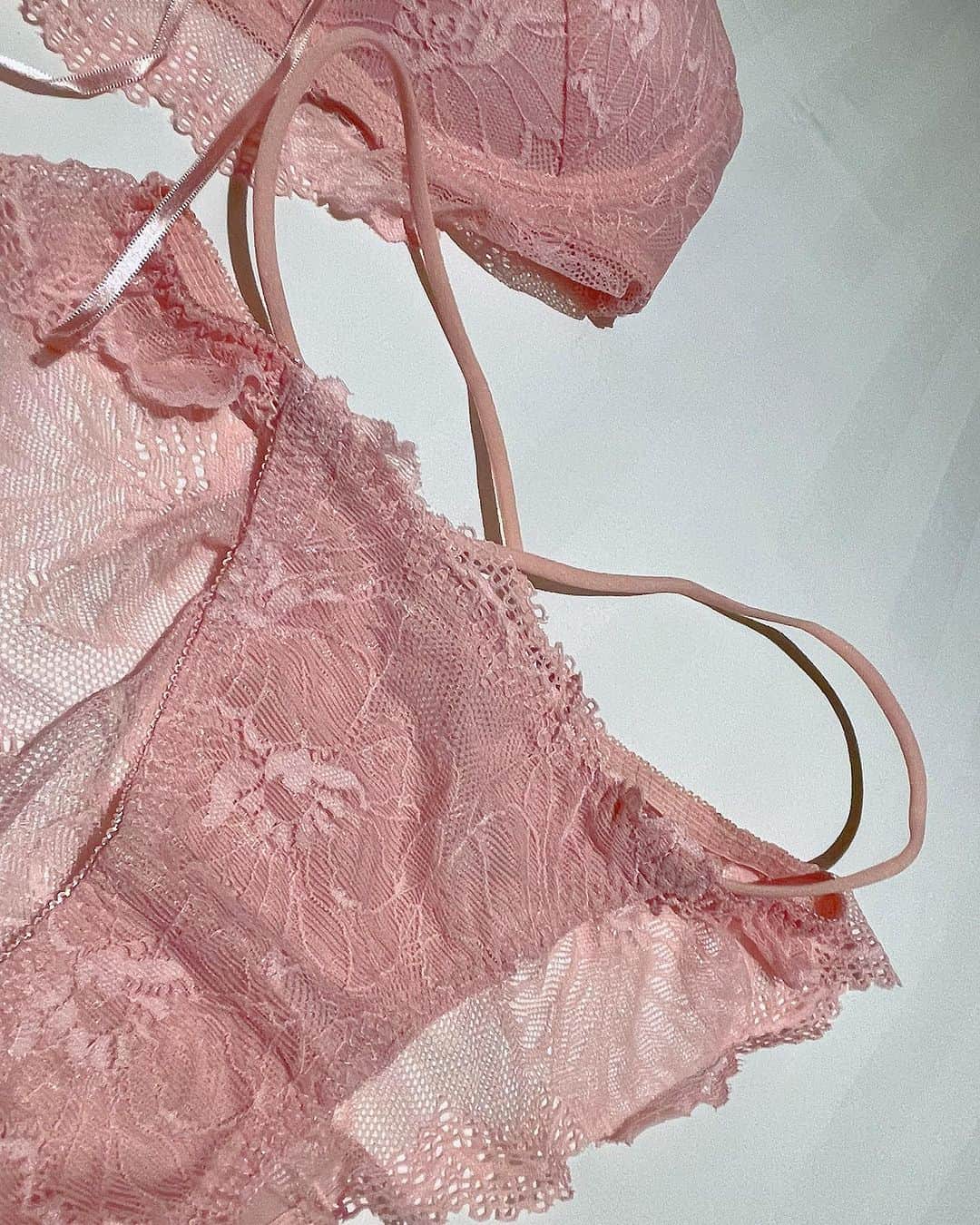 百合華さんのインスタグラム写真 - (百合華Instagram)「最近のお気に入りな『Re:Light Bra』のめちゃ盛れナイトブラ＆ショーツのセットアップ🩷🩷🩷  #盛れるナイトブラ   #大人になったら選びたいものこと   他にはない可愛いデザインのナイトブラ＆ショーツはノンワイヤーで肌に優しくて着け心地の良さに大感動✨  #レース素材のランジェリー   特許取得のオリジナル構造のリライトブラが寝ている時も身体をきちんと補正してくれます🧚✨💕  #特許取得のオリジナル構造   #寝ながら美しい身体をつくる方法   #40代をいちばん素敵に美しく過ごすコツ   リライトブラ＆ショーツは初回送料無料なので色違いで全色買いもお薦めです💖  #下着 #盛れる #盛れブラ #ナイトブラ #リライトブラ #リライトショーツ  #スタイルキープの秘密 #お薦めナイトブラ #relightbra」9月28日 14時07分 - yurika.lovelily