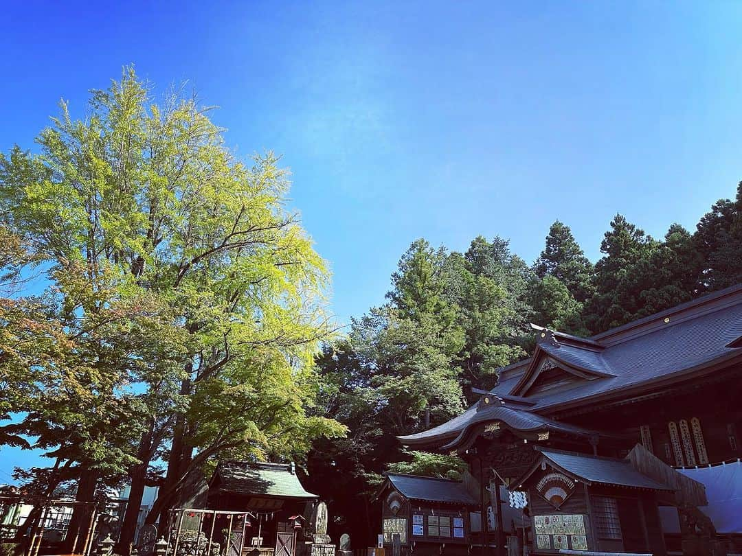 綾瀬マリアのインスタグラム：「#いわき湯本 ♨️ 車で🚗20分あれば湯本に行ける😊✨  コインパーキング停めて、#鶴の足湯 👣に行ったら、毎週木曜日13〜14時は清掃が入るみたいで🧹貴重な時間帯に重なりました。  #温泉神社 ⛩️にお参り✨ あっちこっちで#温泉 が湧いてて♨️癒されます。 立派な銀杏の木も、もうすぐ黄色くなる季節ですね😊  お掃除終わった直後の鶴の足湯に👣立ち寄って… 不思議✨足が軽くなります‼️ これが…#足湯 のパワー❣️  無料だなんて🆓すごいなぁ…  #いわき すごくいいところだから、みんな引っ越して来たらいいのに（笑）」