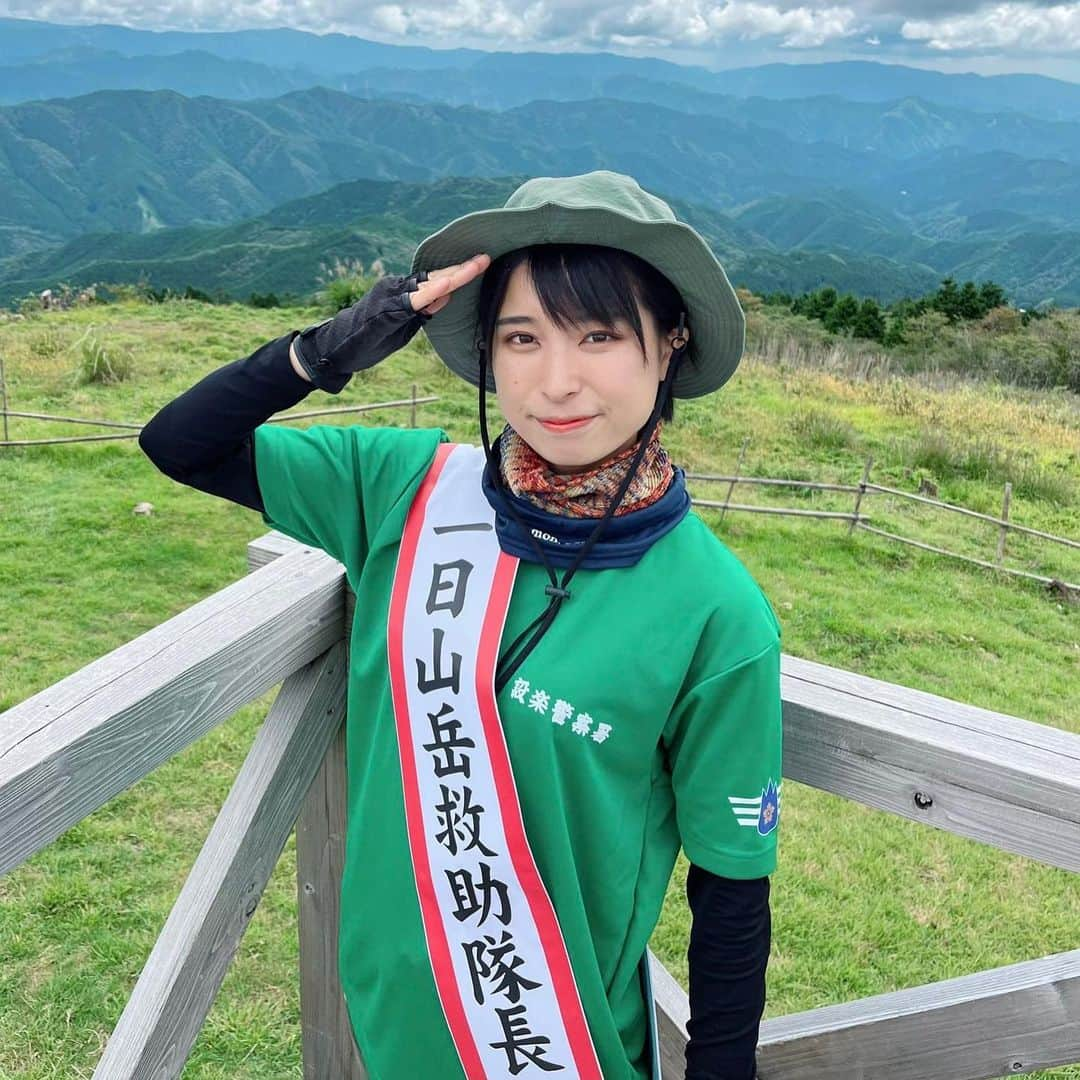 かほなんのインスタグラム：「🏝️お知らせ🏝️ 「愛知県設楽警察署 一日山岳救助隊長」を務めさせていただきました！  そして！ 設楽警察署とコラボの動画も作ったよ！👇✨ (今日10:00に愛知県警のYouTubeチャンネルにUPされたよー！チェックしてね！)  【登山で気をつける事！】  ①自分の実力に合った山を選ぼう！ (山や天気の情報を予め調べよう！)  ②十分な装備で登ろう！ (登山靴は必須！水分や食べ物、雨具、スマートフォン、モバイルバッテリー等もお忘れなく！)  ③登山アプリも活用して、登山届けも出そう！ (現在地を知れたり、情報を共有できる「登山アプリ」おすすめ！)  行楽シーズン、安全に気をつけて登山を楽しんでくださいね☺️  (メディア情報は画像5枚目参照🙆‍♀️)  #愛知県警 #設楽警察署 #一日山岳救助隊長 #登山 #さばいどる  #かほなん」