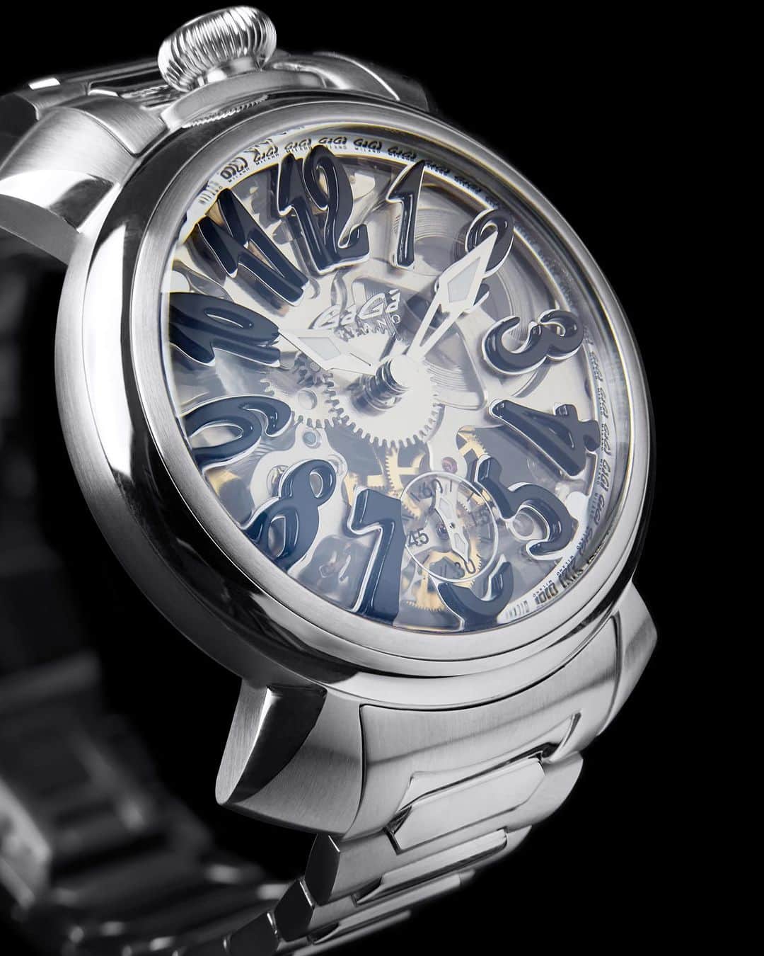 GaGa MILANO 公式 アカウントのインスタグラム：「New Collection will be released soon. マヌアーレ44MM  ケースからストラップはステンレススチールで統一され、洗練されたデザインの中にGaGa MILANOの象徴的なダイアルが映えるモデルです。  近代的なデザインでありながらも、手巻きムーブメントで昔ながらの懐中時計のような趣もお楽しみいただけます。  各店舗、またはプロフィールTOPの公式オンラインストアよりお気軽にお問い合わせください。  ◆Official Online Store◆ www.gagamilano.net  Omotnsando(Tokyo)表参道店 TEL:03-6447-2974  Shinsaibashi(Osaka)心斎橋店 TEL:06-6226-8895  #GaGaMILANO #ガガミラノ   #gagamilano #gagamilanowatches #TheFuturelsInThePast #ManualeFortyFour」
