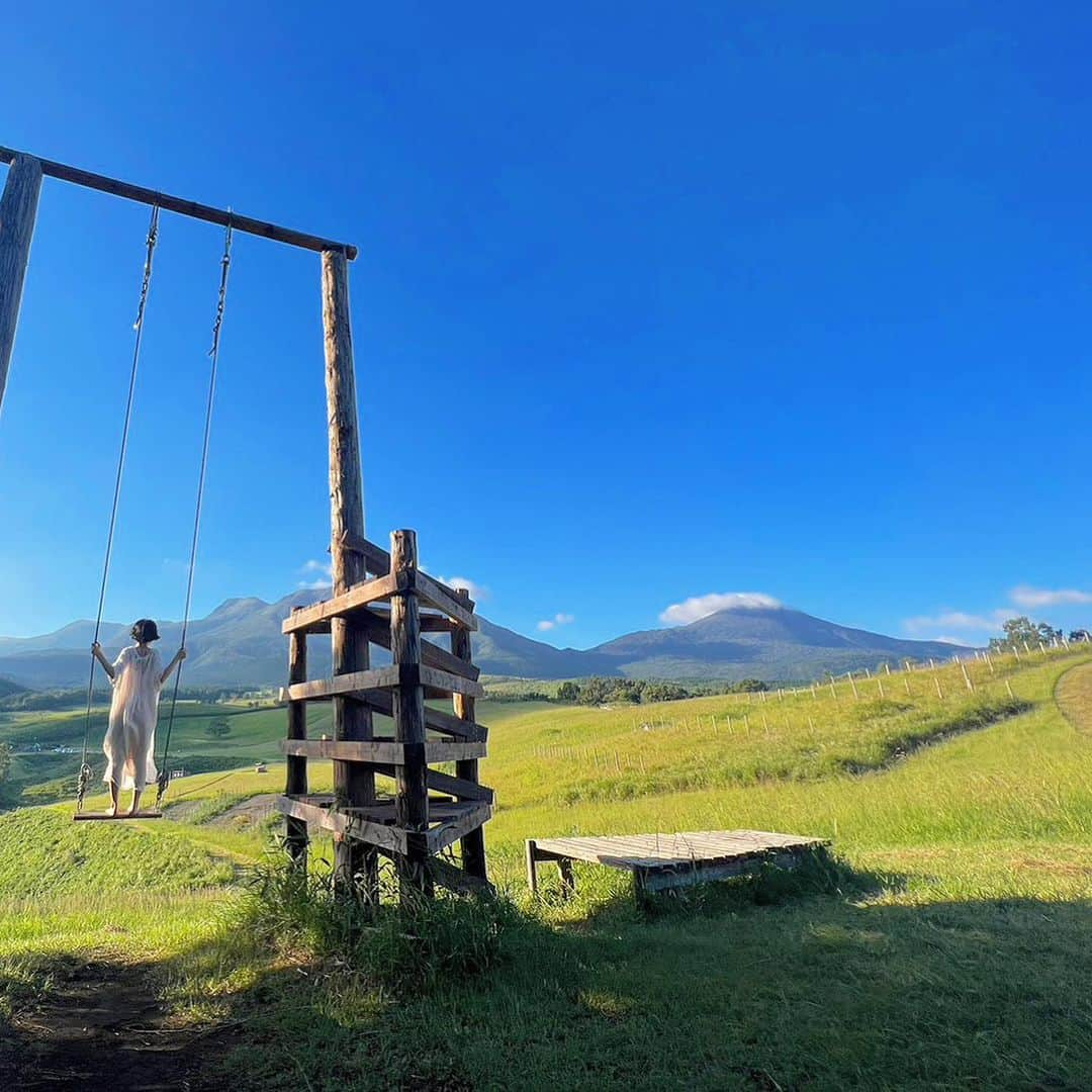 ノーマさんのインスタグラム写真 - (ノーマInstagram)「童心回帰農場🌏🕊  隅々まで清らかな景色、清らかな木霊。  ブランコに乗ってた時間は一瞬のはずちゃけど、永遠に心の片隅でゆらゆら。  地球のダイナミズムを感じながら、まさに地球の一部としてゆっくり呼吸を楽しみ溶けました。  新たな始まりにもどきどきわくわくじゃっ💘  Thank you 🧚🧚🧚 @saitomie ♡ @hinoyuko36 ♡ るんじぃ　♡  👗　@___aya_noguchi_aya___   #大分県 #久住高原 #童心回帰農場  #nature #earth #weearth」9月28日 14時11分 - noma77777