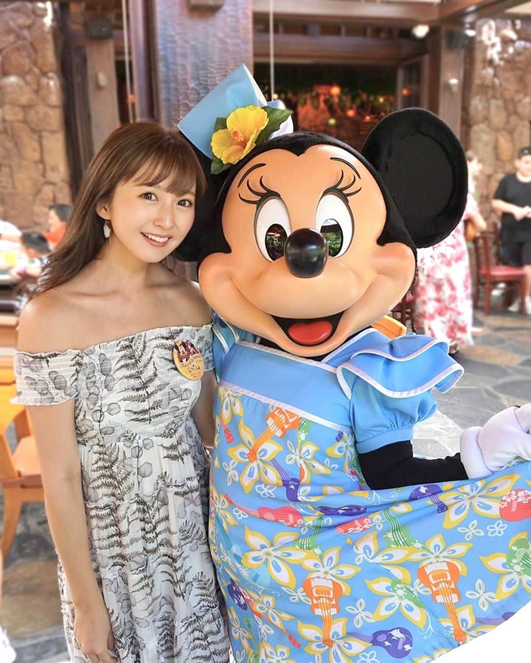 西村笑花さんのインスタグラム写真 - (西村笑花Instagram)「♡ ・ ・ ディズニー様のご招待で、 『ディズニー100 フィルム・フェスティバル』 開幕直前イベントへ参加させていただきました🎬  ゲストに 松たか子様、山寺宏一様、 ディズニー・ジャパン目黒敦様、 そしてミッキーとミニーが来てくれました🏰💓  こんなにも夢と魔法が溢れていて ワクワクして感動して幸せな気持ちにさせてくれる ディズニー様に感謝です🥹🏰✨  今回は、 『アナと雪の女王』の特別上映を 鑑賞させていただきました❄️  ゲストでいらしていた、松たか子さんが オラフの 「愛っていうのは自分より人のことを大切に思うことだよ」 というセリフが優しい言葉で好きだとおっしゃっていて 映画を改めて見て、さらに感動が増しました🥹  映画館で見るとやっぱり映像が素晴らしく迫力があって 改めて映画館で大好きな作品を見ることができ とても貴重な時間となりました😌♡  みなさんもぜひこの機会に 映画館へ足を運んでみてくださいね🍿🎞️  ♔𓂃 𓈒𓏸٭ ♔𓂃 𓈒𓏸٭ ♔𓂃 𓈒𓏸٭ ♔𓂃 𓈒𓏸٭ ♔𓂃   🎦上映スケジュール 🎦 ☑︎ 10月7日(土) 「アナと雪の女王」 ☑︎ 10月8日(日) 「ベイマックス」 ☑︎ 10月14日(土) 「シンデレラ」 ☑︎ 10月15日(日) 「モアナと伝説の海」 ☑︎ 10月21日(土) 「リトル・マーメイド」 ☑︎ 10月22日(日) 「ズートピア」 ☑︎ 10月28日(土) 「塔の上のラプンツェル」 ☑︎ 10月29日(日) 「ファンタジア」  ♔𓂃 𓈒𓏸٭ ♔𓂃 𓈒𓏸٭ ♔𓂃 𓈒𓏸٭ ♔𓂃 𓈒𓏸٭ ♔𓂃   #ディズニー100 #disneylove  #ディズニー100フィルムフェスティバル #disney100 #pr」9月28日 14時12分 - emika_nishimura