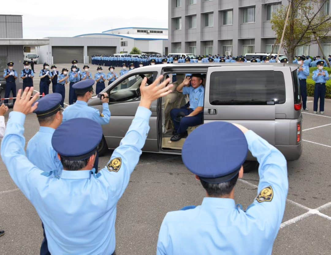 大阪府警察さんのインスタグラム写真 - (大阪府警察Instagram)「【いくぞ！第一線！！】 令和5年9月22日、大阪府警察学校において、初任科249期短期課程の卒業式を行いました。 教養訓練を終えた卒業生たちは、思い出多き警察学校を巣立ち、府民の安全と安心を守るため、第一線へと赴任しました。  #大阪府警察公式 #大阪府警察 #大阪府警 #府警 #警察 #警察官 #女性警察官 #おまわりさん #警察学校 #初任科 #卒業式 #卒業 #分列行進 #敬礼 #担任教官 #教養訓練 #訓練 #巣立ち #府民 #信頼 #制服 #仲間 #同期の絆 #同期 #絆 #希望 #第一線 #府民を守る」9月28日 17時00分 - fukei_koho