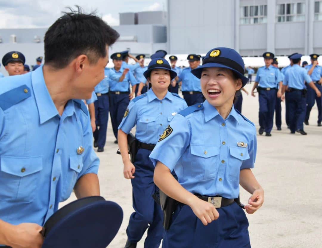 大阪府警察さんのインスタグラム写真 - (大阪府警察Instagram)「【いくぞ！第一線！！】 令和5年9月22日、大阪府警察学校において、初任科249期短期課程の卒業式を行いました。 教養訓練を終えた卒業生たちは、思い出多き警察学校を巣立ち、府民の安全と安心を守るため、第一線へと赴任しました。  #大阪府警察公式 #大阪府警察 #大阪府警 #府警 #警察 #警察官 #女性警察官 #おまわりさん #警察学校 #初任科 #卒業式 #卒業 #分列行進 #敬礼 #担任教官 #教養訓練 #訓練 #巣立ち #府民 #信頼 #制服 #仲間 #同期の絆 #同期 #絆 #希望 #第一線 #府民を守る」9月28日 17時00分 - fukei_koho