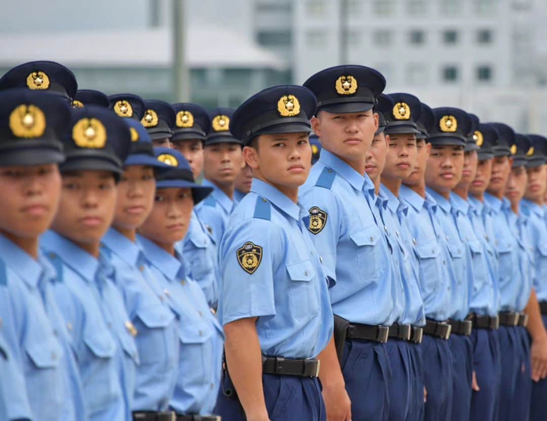 大阪府警察さんのインスタグラム写真 - (大阪府警察Instagram)「【いくぞ！第一線！！】 令和5年9月22日、大阪府警察学校において、初任科249期短期課程の卒業式を行いました。 教養訓練を終えた卒業生たちは、思い出多き警察学校を巣立ち、府民の安全と安心を守るため、第一線へと赴任しました。  #大阪府警察公式 #大阪府警察 #大阪府警 #府警 #警察 #警察官 #女性警察官 #おまわりさん #警察学校 #初任科 #卒業式 #卒業 #分列行進 #敬礼 #担任教官 #教養訓練 #訓練 #巣立ち #府民 #信頼 #制服 #仲間 #同期の絆 #同期 #絆 #希望 #第一線 #府民を守る」9月28日 17時00分 - fukei_koho