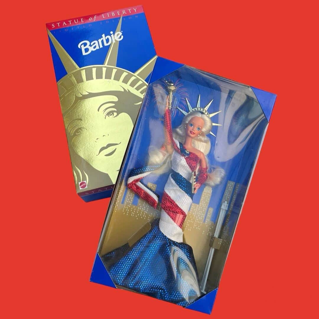 おもちゃやSPIRALのインスタグラム：「1995 FAO Limited Edition Statue of Liberty Barbie入荷しました🇺🇸  コスチュームもBoxもめちゃかわいいです🗽✨」