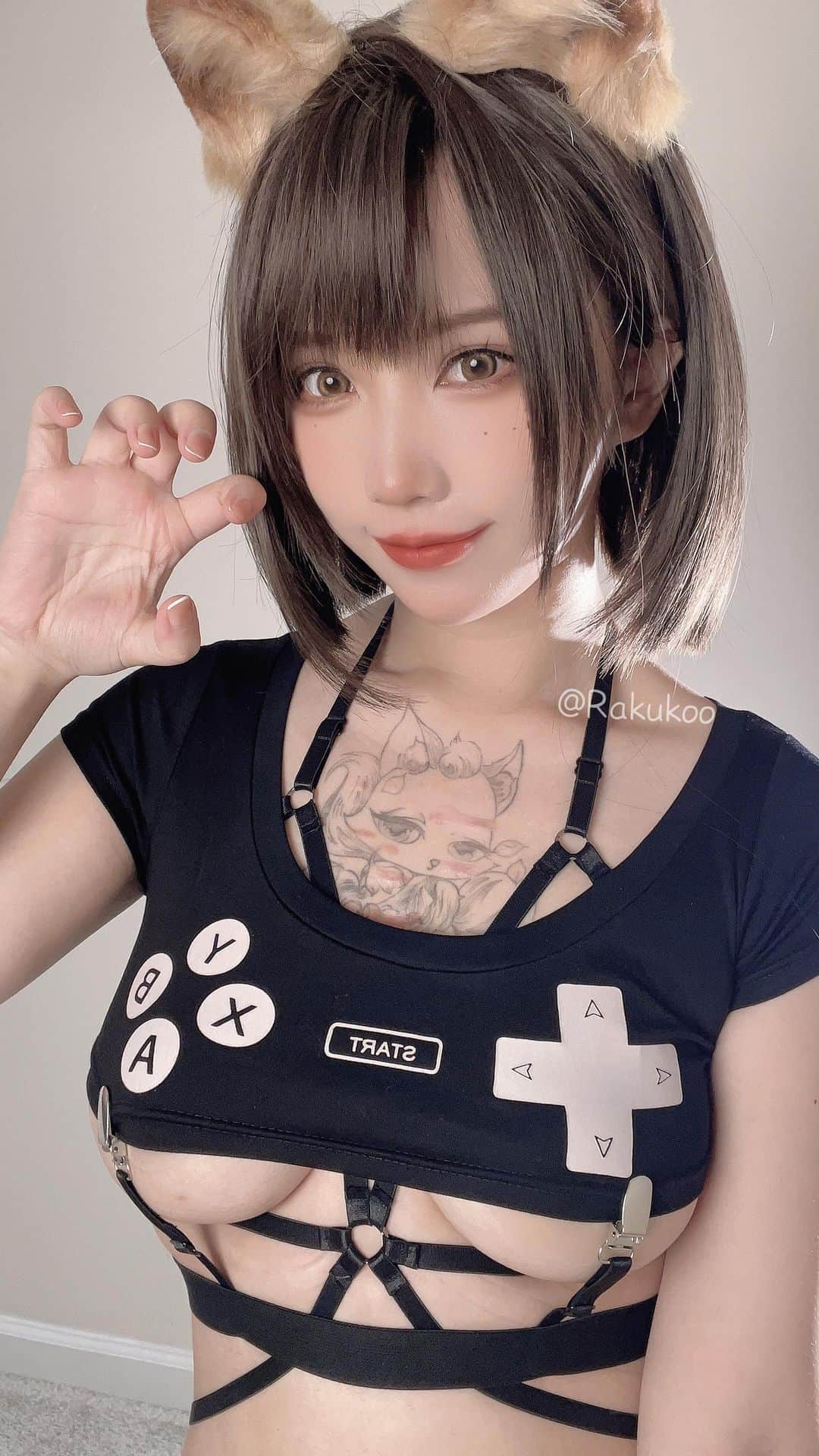 犬神洛洛子のインスタグラム：「🙃NG scene   #catgirl #cosplay #animegirl」