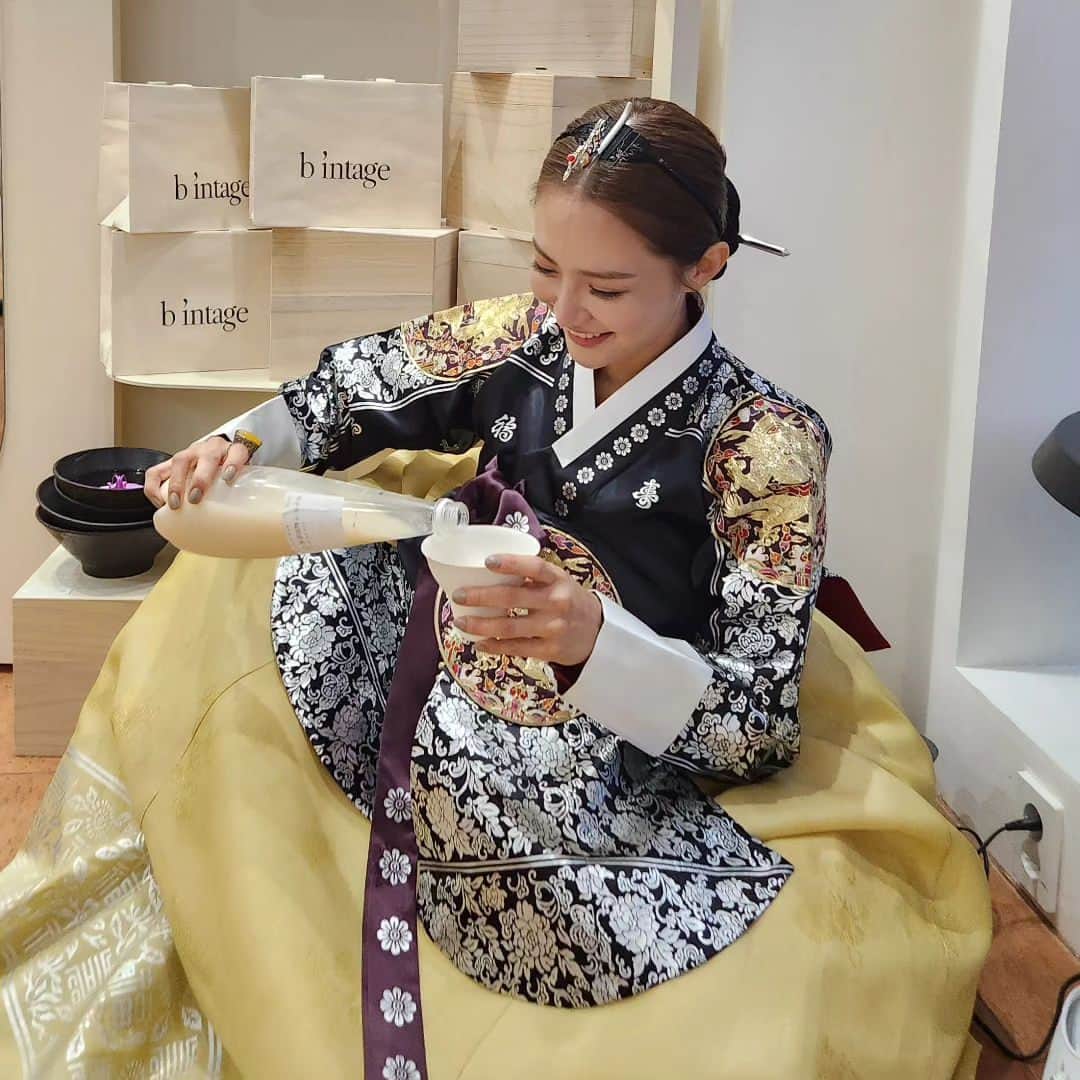 ユ・ハナのインスタグラム：「누구도 입으라고 한 적없는 중전마마 한복을 입고 아무도 시켜준 적 없는 #복순도가 앰버서더로서,  추석명절 과음하지마시구 건강한 음식 드시구 즐겁게 음주도 가무도 즐기시면서 사랑하는 사람들과 편안한 연휴보내시길 바래봅니다🙏  햅삐추석🍡🌰🍶🥢🍂  NOTICE   1. 사진 뒤로갈 수록  취한 건 아니에요😝  2. 한복은 #진주상단 이 👍  3.립티커 002번은 아예 없어요😭  4.립티커 오늘 마감입니다.」