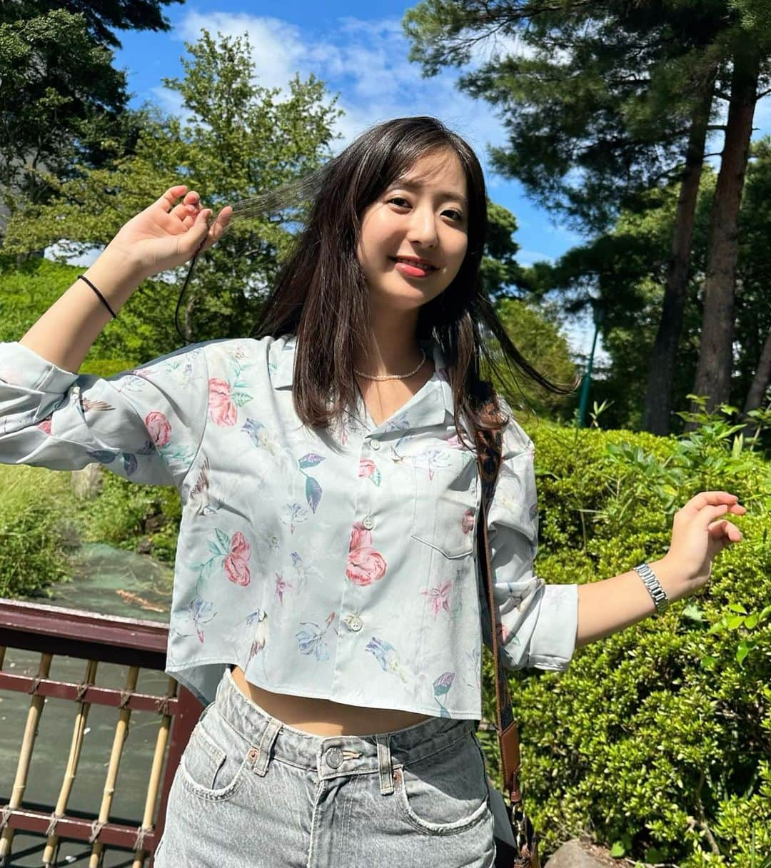 村上友梨さんのインスタグラム写真 - (村上友梨Instagram)「最高に好きなシャツGET🌺 後ろがまた絶妙な丈感で好き。  このくらいサラッと着れる30℃いかないくらいの気温がちょうどいいよね〜 介護のお仕事の一つ入浴介助は、サウナ状態でマスクをつけてやっているので苦しくて仕方ない(　˙-˙　) 早く涼しくなれと願うばかりです😇   #介護 #介護福祉士 #入浴介助 #サウナ #やりがいのある仕事 #オフ #シャツ #可愛い #SANGO」9月28日 14時23分 - yurimurakami.official