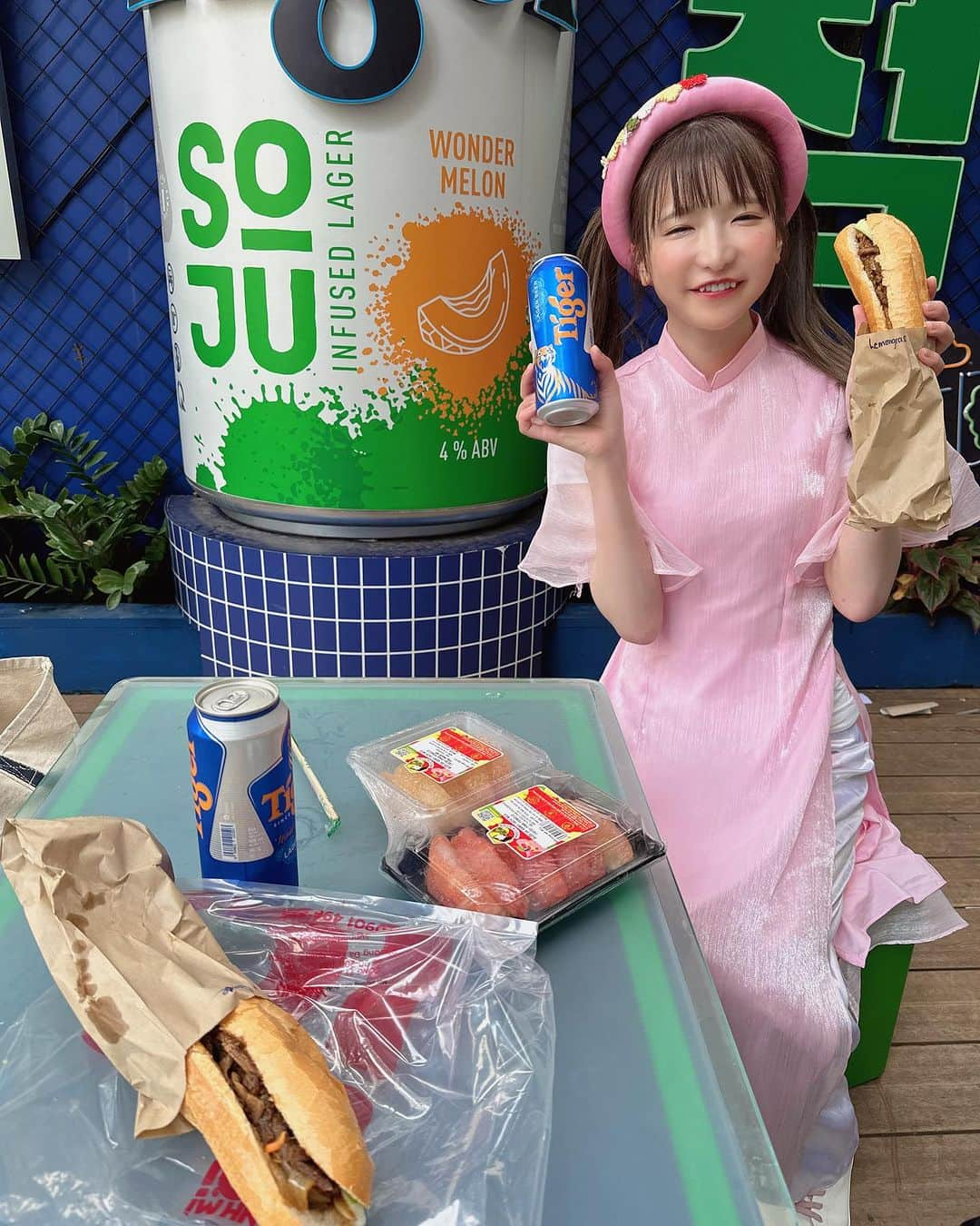 もえのあずきさんのインスタグラム写真 - (もえのあずきInstagram)「アオザイでバインミー🌭 #バインミー#ベトナム旅行 #もえあず#もえあず旅#大食い#アオザイ」9月28日 14時27分 - moeazukitty