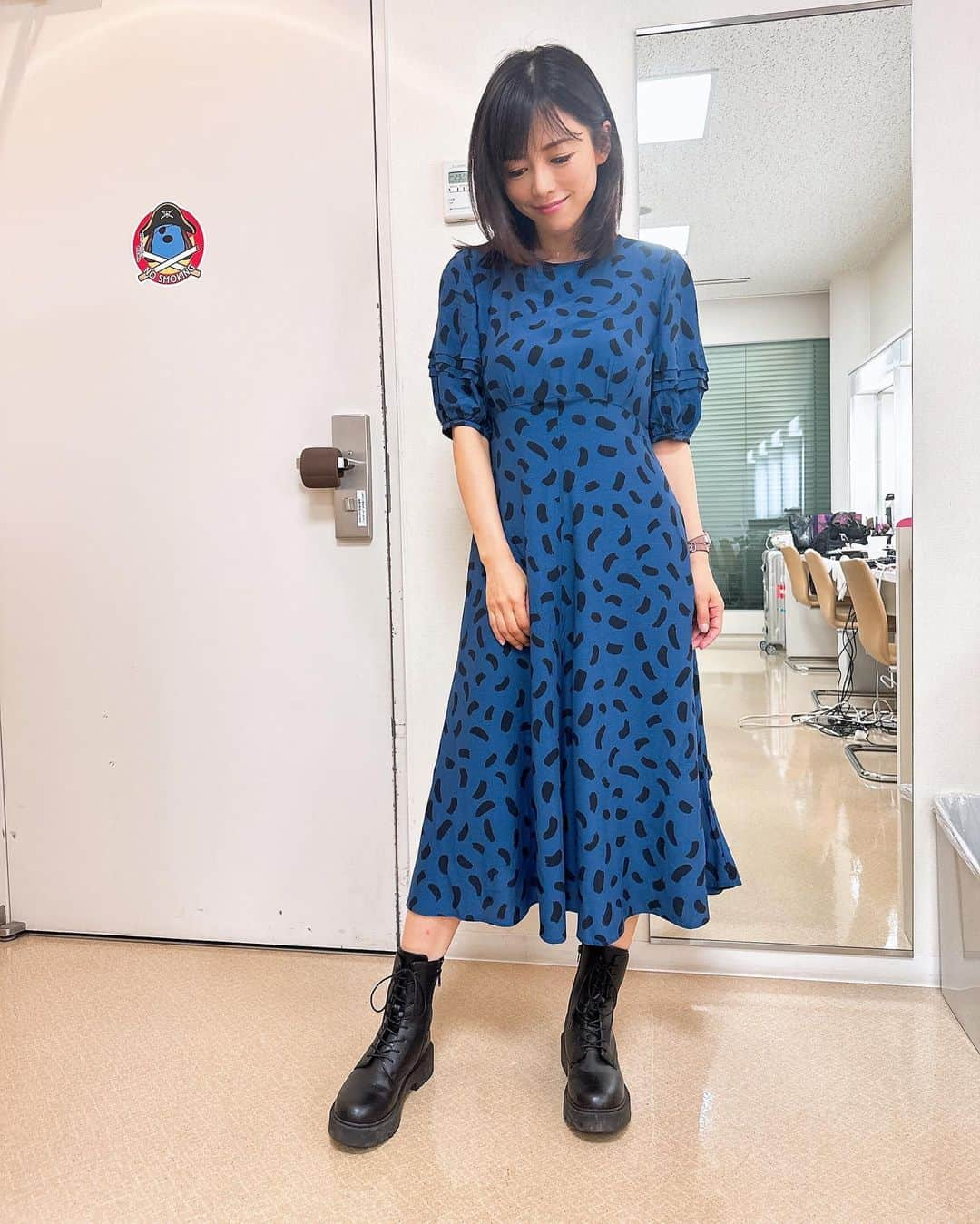 釈由美子さんのインスタグラム写真 - (釈由美子Instagram)「先ほどまで来週の番組の打ち合わせでした☺️  番組収録が楽しみ❣️  私服はUNIQLOコーデ🍁  発売されたばかりのUNIQLO：Cのワンピースと レースアップショートブーツを買いました💕  ボリュームのある袖やウエストの切り替えが高めなのが スタイルアップして見えてお気に入りです💕  今日みたいにまだまだ残暑が続いている日も☀️ 軽い素材なので、サラッと気持ちよく着られて嬉しいです🥰  #UniqloC#ClareWaightKeller#ユニクロc#ユニクロコラボ#ユニクロ新作#秋コーデ#大人カジュアル #大人コーデ #きれいめカジュアル #きれいめコーデ#ワンピース  #秋ワンピース #夏秋ミックス  #バルーンスリーブワンピース #コンフィールタッチレースアップショートブーツ#sサイズ」9月28日 14時27分 - yumikoshaku