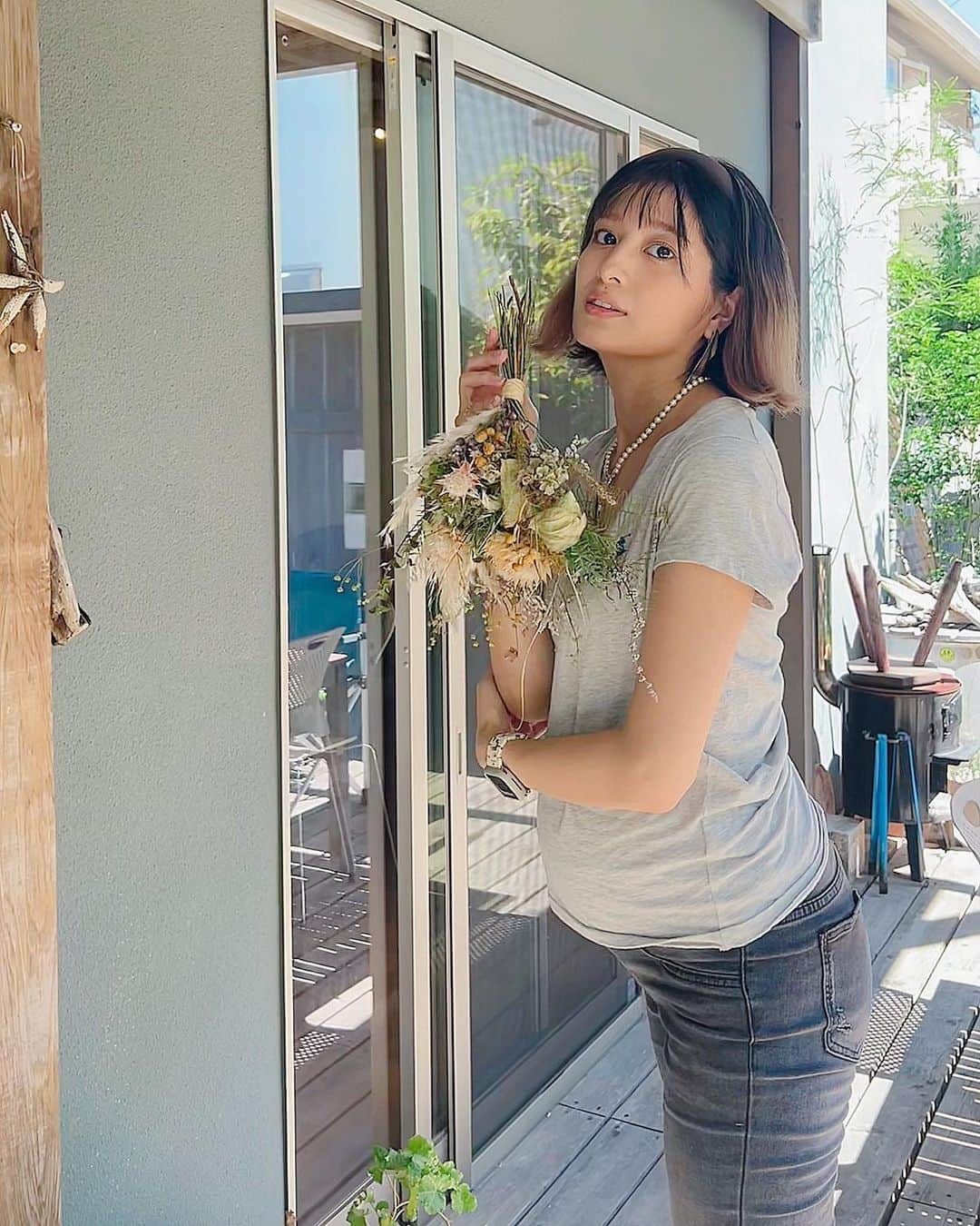 寺本愛美さんのインスタグラム写真 - (寺本愛美Instagram)「初秋の草花ブーケ#テラ美手仕事 * 吊るしてスワッグにも 花瓶にさしても 置くだけでも そして 手に持っても どの角度でも かわいいブーケ作りました。 パンパスをアシンメトリーにいれたのがポイント。 * * * 花材メモ📝 #アベリア #セルリア #パンパスグラス #セイヨウニンジンボウ #シースター #ミシマサイコ #エノコログサ #メラレウカレッドジェム #HBスターチスホットフラミンゴ * #ドライフラワー#ドライフラワーブーケ * * 余談ですが 秋花粉症なので マスク必須作業😷 ふわふわ白いパンパスが強敵。 プレゼント用にいつもより気合いと気持ちをいれて作りました！！」9月28日 14時40分 - terami0128