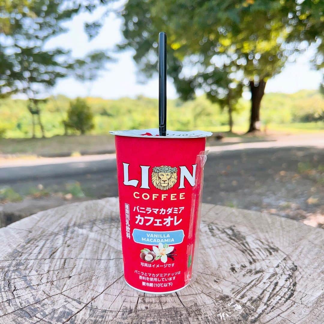 野本愛さんのインスタグラム写真 - (野本愛Instagram)「普段から愛飲しているハワイのコーヒーブランド @lioncoffee_japan から 発売された LION COFFEE バニラマカダミア カフェオレ✨  バニラの甘さとマカダミアナッツの香ばしさが美味しい🥰✨✨  仕事の合間のリフレッシュにぴったりな味わい❣️  お気に入りのリフレッシュスポットで 飲んでブレイクしたよ😊❣️  自然豊かなところでアーシングするの好きなんだよね🩷  9月5日からコンビニで発売されてるけど 人気で売り切れてるところもあるから お早めに😊✨  #PR #ライオンコーヒー #lioncoffee #期間限定ドリンク #期間限定商品 #コーヒータイム #コーヒーのある生活 #コーヒーブレイク #カフェオレ #カフェオレ好き #ハワイ好き #マカデミアナッツ #コンビニ限定 #コンビニドリンク」9月28日 19時00分 - himemode