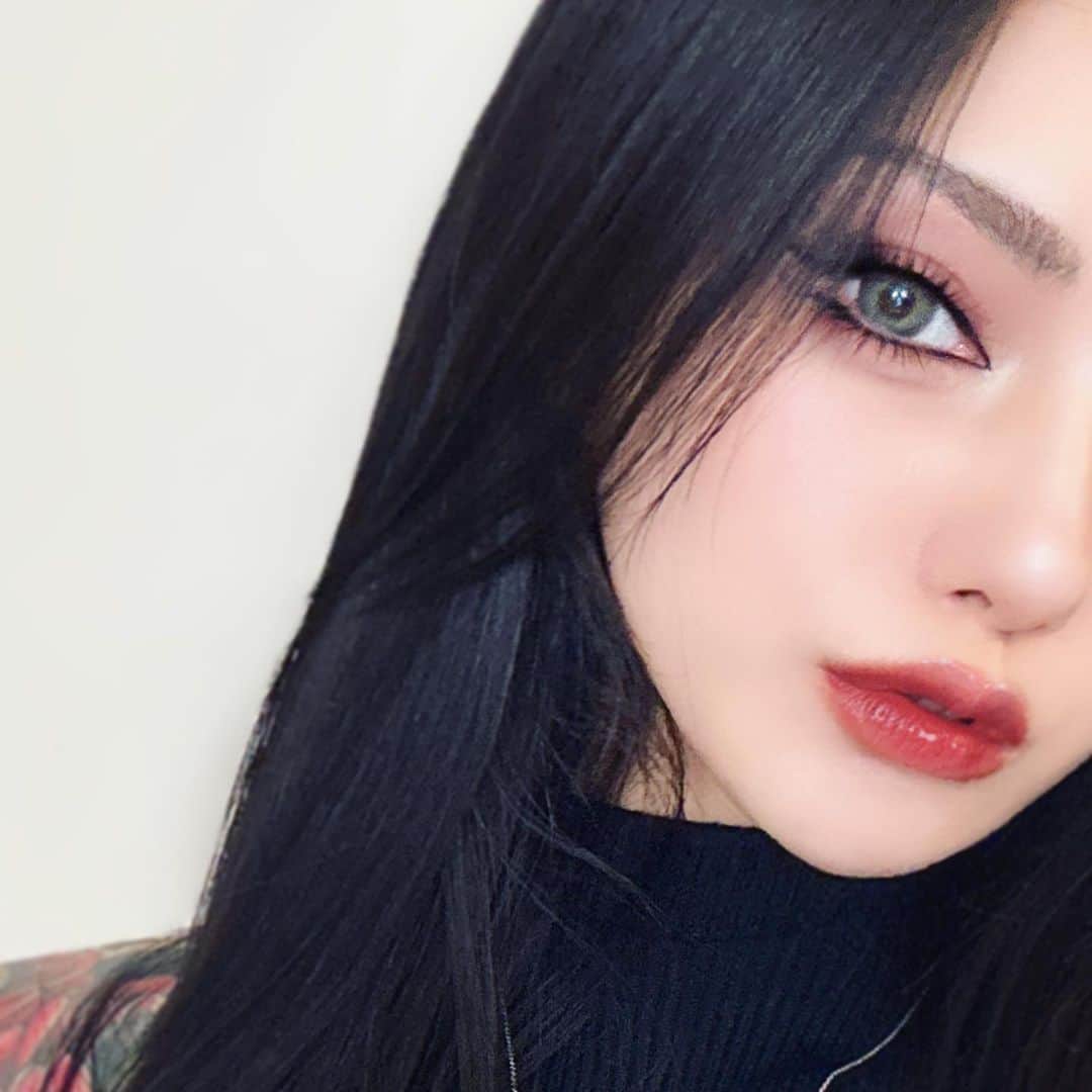 綾野あすかのインスタグラム：「👀💄」