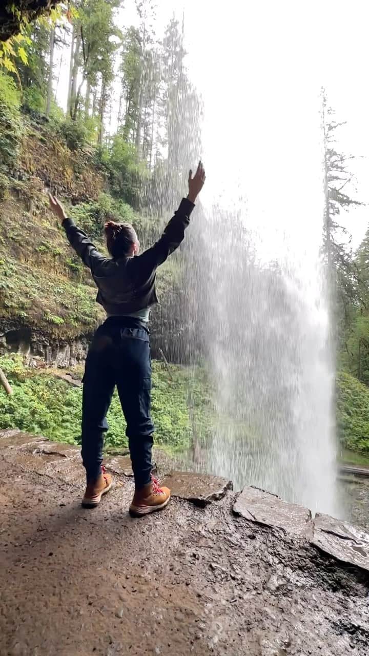 Abigail Macのインスタグラム：「Elated. I’m back home ❤️🫶🏼🌲 #oregon #silverfalls #trailof10falls」