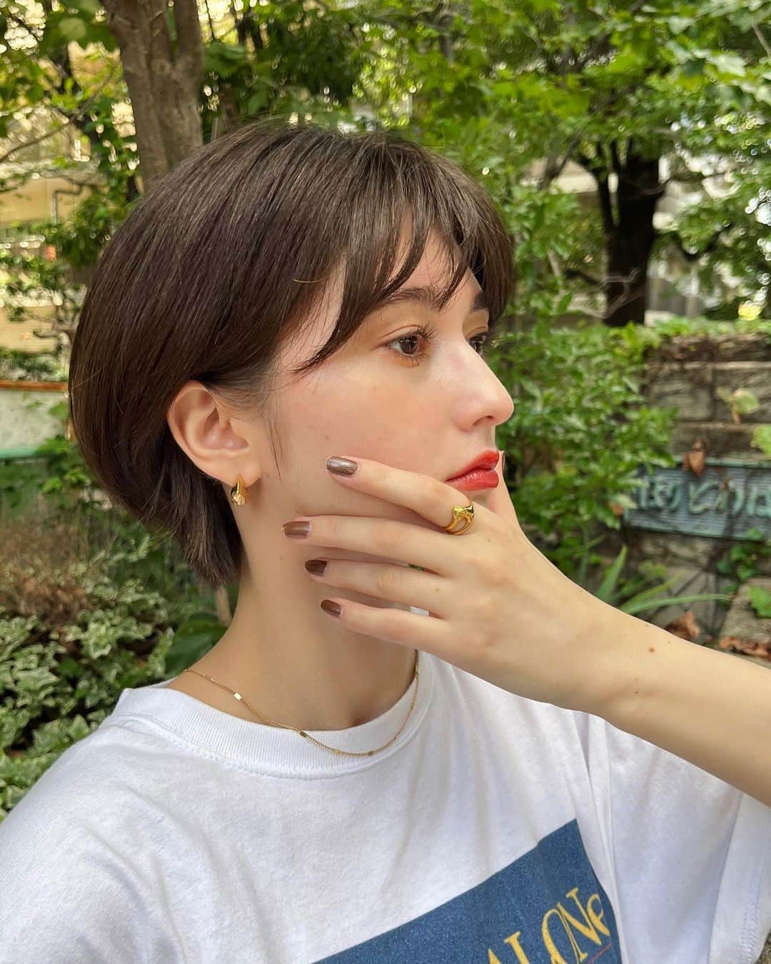のインスタグラム：「アクセサリーはすぐゴールドばっかり選んじゃう😩💓 みんなはシルバー派？ゴールド派？  #ootd #accessories #ななみのしふく」