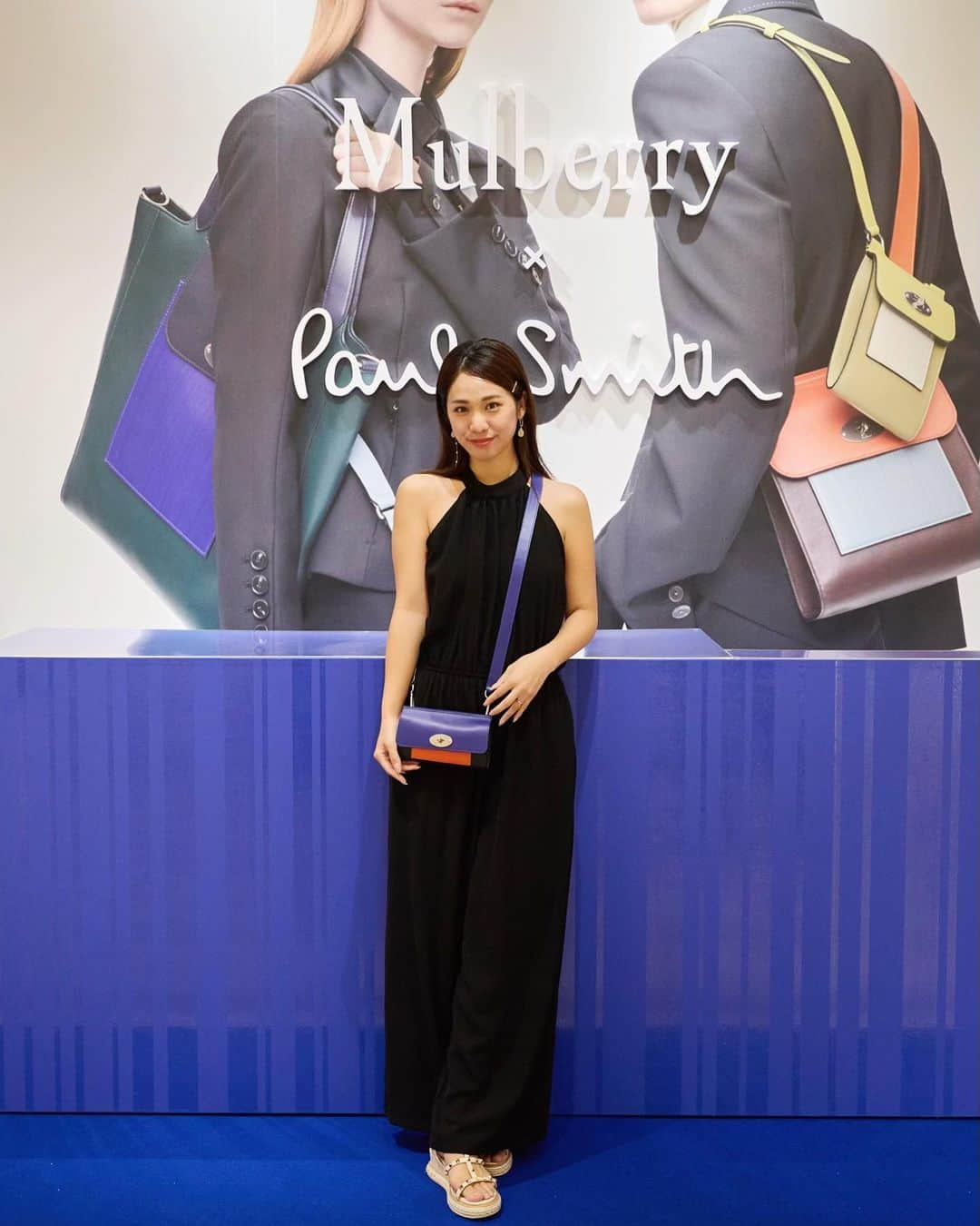 藤森マリナのインスタグラム：「Mulberry x Paul Smith💙 ⠀ 阪急うめだ本店1Fコトコトステージ11にて ポップアップ開催中 初日にお邪魔してきたよ✨ ポール・スミスとマルベリー 英国を代表する2ブランドがコラボレーション🇬🇧❤️ ⠀ ⠀ ⠀ 10点のコラボレーションバッグが登場！ よく見ると全部にポール・スミスのストライプが🫰🏻 男女ともに持てるデザインがいいね❤︎   税込¥33,000以上のお買い物で オリジナルのドローストリングトラベルポーチセットもプレゼントされるそう💙 ⠀ ⠀ ⠀ ポップアップショップは10/3(火)まで！ 🚩阪急うめだ本店1階 コトコトステージ11 ⠀ ⠀ ⠀ #MuberryxPaulSmith  ⠀ ⠀ ⠀  ⠀ ⠀ ⠀ #paulsmith#mulberry#leatherbag#osaka #ポールスミス#マルベリー」