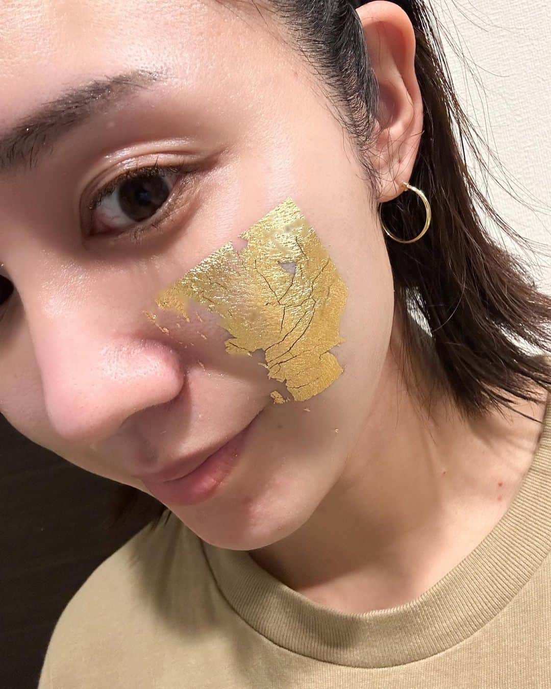 Yuri Sakuraiさんのインスタグラム写真 - (Yuri SakuraiInstagram)「贅沢な金箔美容🥇 PRのお仕事で頂いて、スキンケアブランド 〈MAKANAI〉のさらりと潤う美容オイル(透き通るような香り)と金箔艶肌シートを最近使い始めたよ◎ @makanai_official   いつも通り化粧水をつけた後に、 老舗金箔店(吉鷹金箔本舗)のまかないで受け継がれてきた、 (純度999.9‰の金箔※1 ※1 光沢剤)の 純金箔のシート式の 金箔シートを貼って1分。  そのあと、さらりと潤う美容オイルを塗って、 金箔をマッサージするようにお肌に 馴染ませるだけで潤いを感じる！  オイルってベタベタするイメージがあるけど、 ベタベタという感覚よりは、潤う✨️ という感じでら 香りは柑橘系でサッパリ！  化粧水の後、純度999.9‰（パーミル）の 純金箔を肌にぴったりと密着させることで、 潤いを閉じ込めることができるんだって！  金箔をお肌に馴染ませるなんて、 贅沢でテンションも上がるっっ◎  #PR #Sponsored #MAKANAI #まかない #さらりと潤う美容オイル #金箔艶肌シート #金箔シート #金箔美容 #金箔パック #金箔エステ #ご褒美コスメ #推しコスメ #スキンケアレビュー #スキンケア紹介」9月28日 14時44分 - yuri_sakuraiii