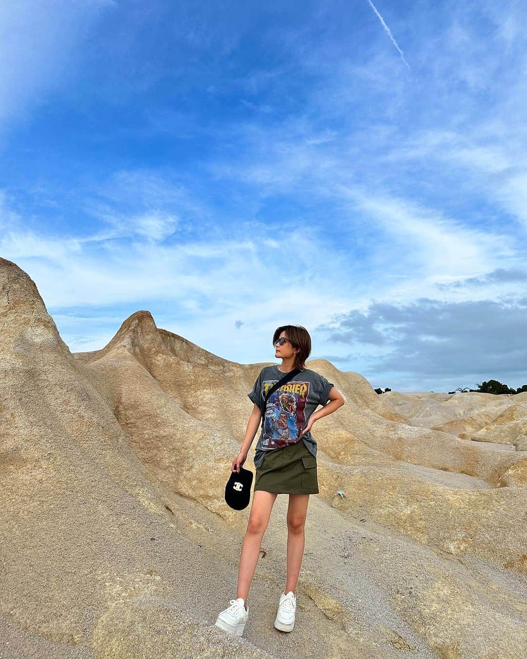 FukamizuYukina さんのインスタグラム写真 - (FukamizuYukina Instagram)「_ ビンタン島の砂漠🏜️ 凸凹した砂の山が不思議やった⛰️ 地球はまるいですね🌏(なにその感想) #bintanisland #gurunpasirbintan #🇮🇩 #indonesia #ビンタン島 #インドネシア」9月28日 14時46分 - peitaro72
