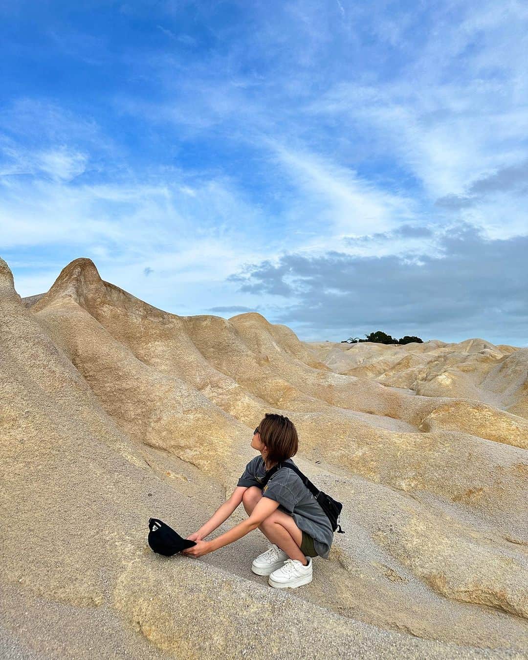 FukamizuYukina さんのインスタグラム写真 - (FukamizuYukina Instagram)「_ ビンタン島の砂漠🏜️ 凸凹した砂の山が不思議やった⛰️ 地球はまるいですね🌏(なにその感想) #bintanisland #gurunpasirbintan #🇮🇩 #indonesia #ビンタン島 #インドネシア」9月28日 14時46分 - peitaro72