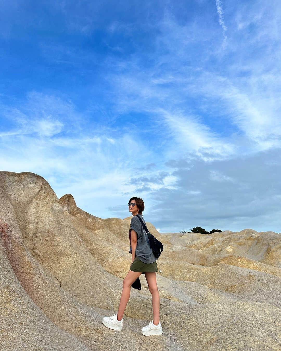 FukamizuYukina のインスタグラム：「_ ビンタン島の砂漠🏜️ 凸凹した砂の山が不思議やった⛰️ 地球はまるいですね🌏(なにその感想) #bintanisland #gurunpasirbintan #🇮🇩 #indonesia #ビンタン島 #インドネシア」