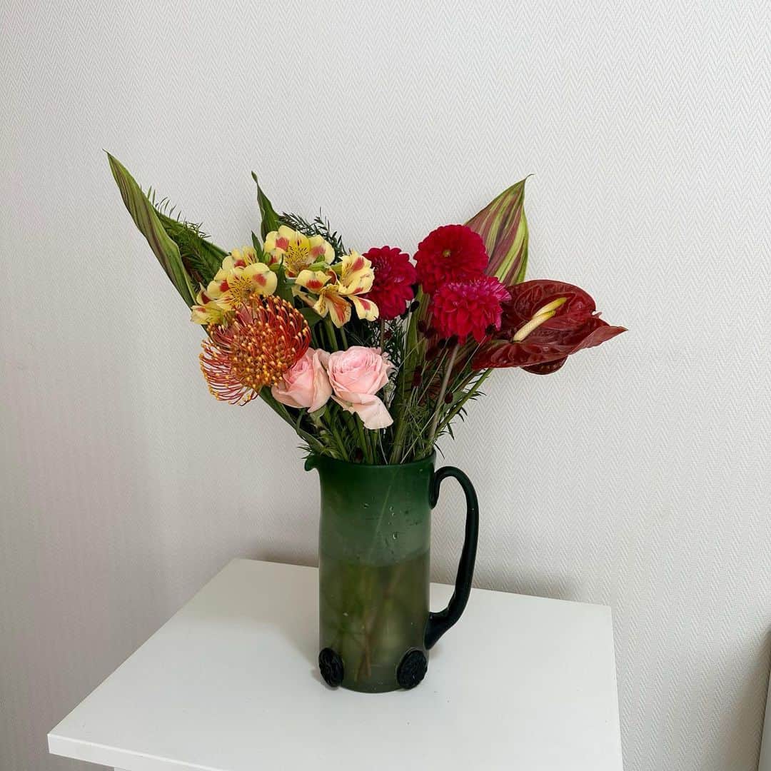 志田彩良のインスタグラム：「・ 祖父母から譲り受けた花瓶に お仕事で頂いたお花を💐」