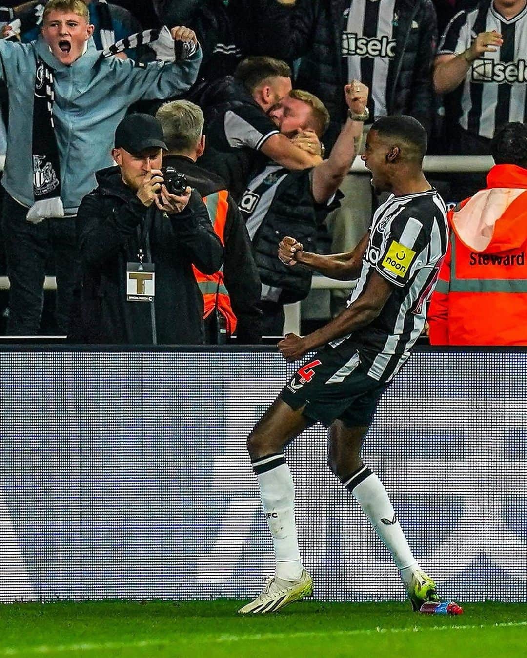 Skills • Freestyle • Tekkersのインスタグラム：「Newcastle send Man City 𝐎𝐔𝐓 of the Carabao Cup 🏰🏆」