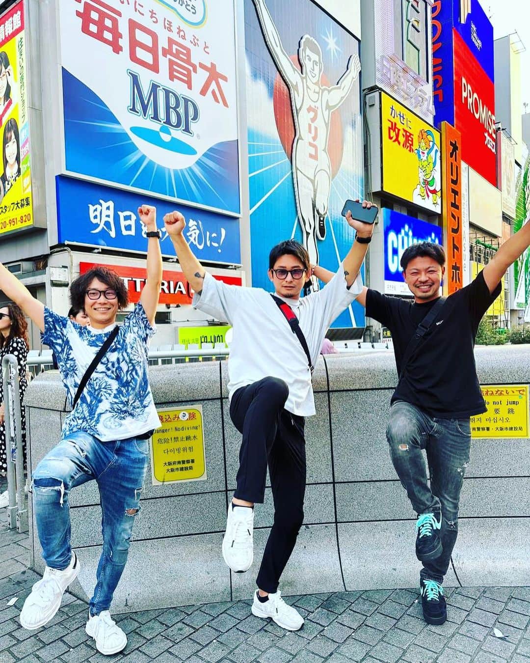 吉永啓之輔のインスタグラム：「たこ焼き食べに来た🫵  #大阪」