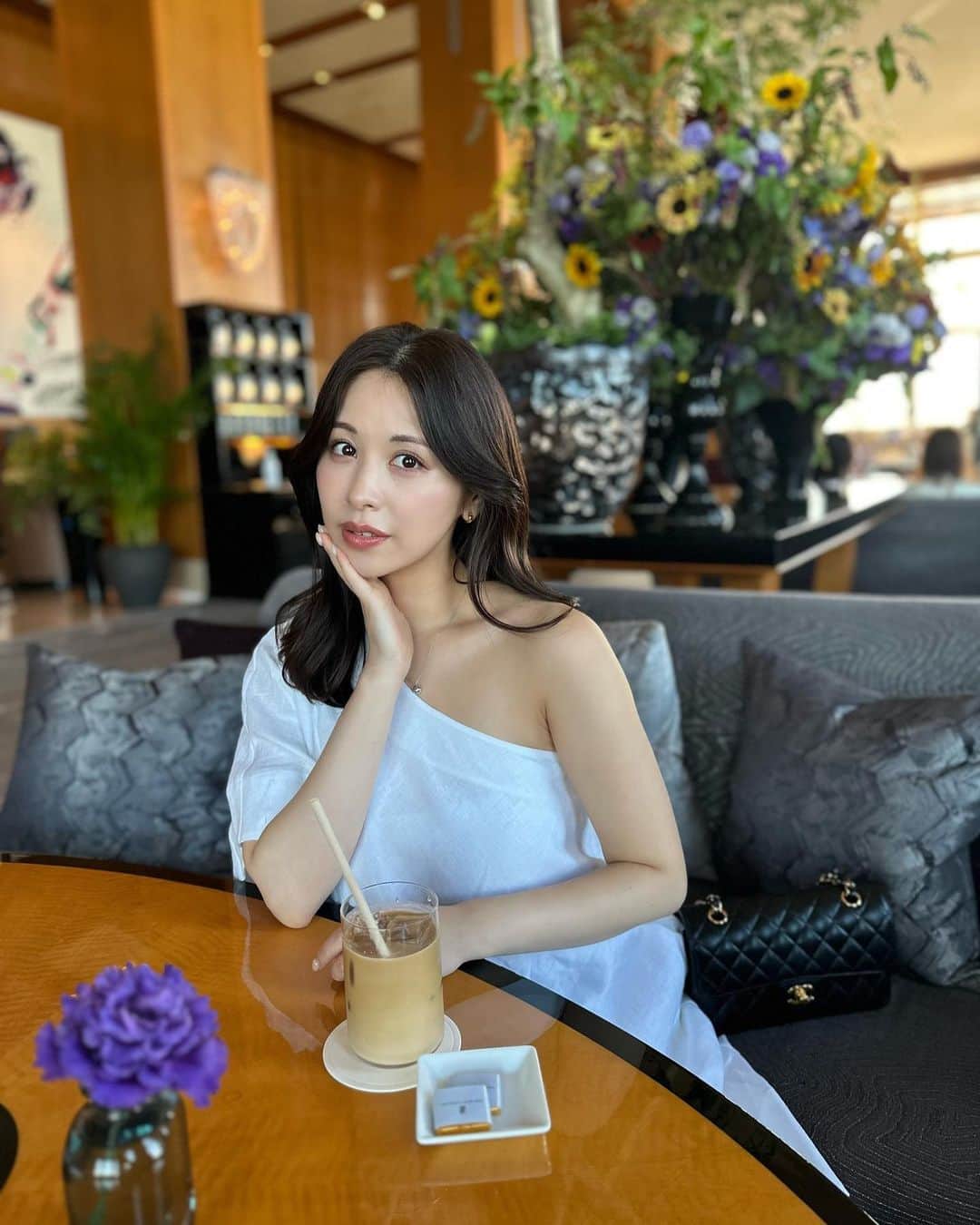 宮下舞花のインスタグラム：「お元気ですか♡ 私はLIVE開催の発表を終えて…心がわくわく、幸せに満ち溢れた日々を過ごしています。ようやくここまでこれた。しっかり皆様にお会いできる準備、頑張ります♡ 10月22日（日）19時〜🎙️ 良かったら皆さんのお時間をいただきたいです✨ 詳しくはInstagramプロフィールにある「10/22LIVEについて🎫」ストーリーハイライトをご覧ください♡ 10月1日（日）お昼12時より先着順でチケット販売開始です！！どうぞよろしくお願いします♡ . .  だんだん秋になってきましたね🍂♡食欲の秋、芸術の秋、運動の秋、読書の秋…🥹 夏が終わるのは寂しいけれど、秋に移り変わってゆくワクワクした期間もとっても好きです♡ . . . おめかししてディナーの前にカフェへ☕️🍰そんな時の私です。ワンショルダーのワンピースは　@bananarepublic_jp 🍌サンダルはアウトレットでお安くゲットしたbottegaです💚」