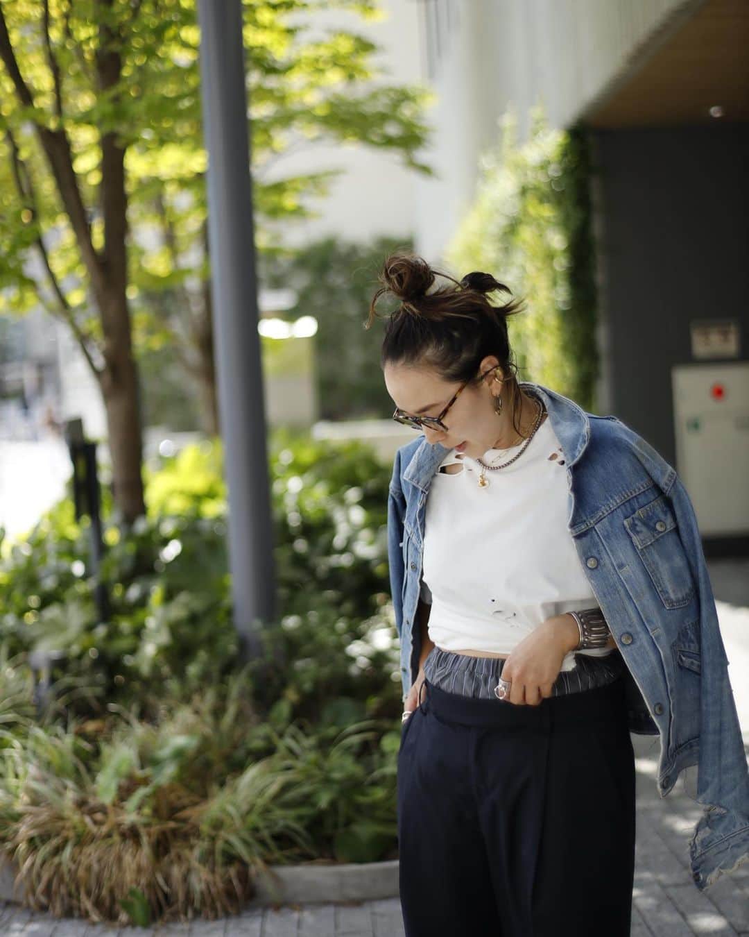 Kojima reikoのインスタグラム：「...  @coaw__  Damege T-sh Layerd pants  Denim jacket/Vintage  #coaw @baycrews」