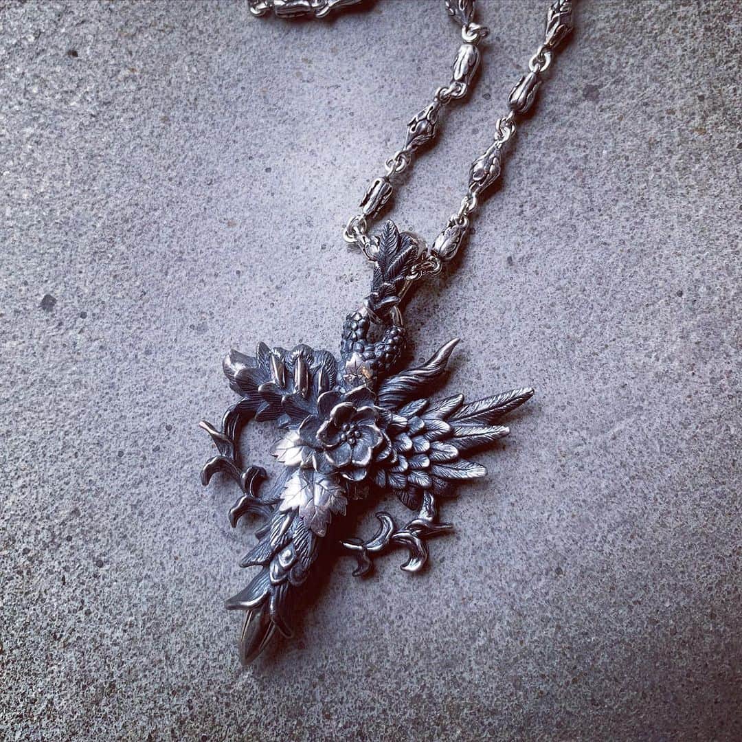 ブラッディマリーさんのインスタグラム写真 - (ブラッディマリーInstagram)「Revival  Pendant : Advent all silver ¥80,000+tax  ・ ・ ・ 【ストーリー】  天と地が混ざるような嵐の末に 大地は傷つき荒れ果てた  人は一隻の方舟を作り動植物を乗せ 長い嵐を乗り切った  そして  全てが失われたように思われた地にも 生命の息吹が宿り 花々は色づき 生き物は新たな産声をあげ 再び大地は命で彩られていく…  ・ 【STORY】 At the end of a storm that mixes heaven and earth  The earth was wounded and desolate  Man built an ark, loaded it with plants and animals, and weathered the long storm.  and  Even in a place where everything seemed lost The breath of life dwells the flowers change color Creatures give new births, and once again the earth is colored with life...  ・ 【故事】 經歷了昏天暗地的風暴洗禮 大地滿目瘡痍  人類建造了方舟，將動植物帶上船 在長時間的風暴之中倖存下來  在那之後  幾乎失去了一切的那片大地 生氣逐漸回復 花朵綻放增添了色彩 生物們接連孕育出新的生命 大地再次被生命染上鮮活氣息…  ーーーーーーーーーーーーーーーーーーー #bloodymaryjewelry #bloodymary #jewelry #silver #fashion #jewelryporn #jewelrydesign #jewelrygram #accessory #accessories #silverjewelry #ブラッディマリー #シルバーアクセサリー#fashionjewelry  #シルバー #アクセサリー#japanmade#血腥瑪麗#血腥瑪麗珠寶#血腥瑪麗銀飾#銀飾#天然石#飾品#珠寶#日本品牌」9月28日 15時10分 - bloody_mary_official