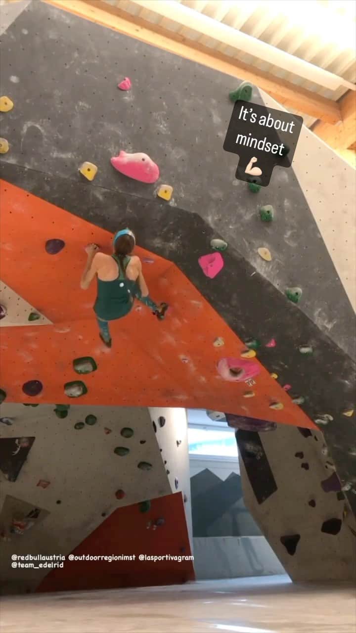 アンジェラ・アイターのインスタグラム：「@redbullaustria @lasportivagram @team_edelrid  climberlife #training #workout #climbing_pictures_of_instagram #klettern #mountainlovers #berge #outdooradventures #adventuretime #balancedlife #balanceisthekey #fitnesslifestyle #healthylife #activewomen #motivations #extreme #fightingfit 🎵 #redbullsoundsupply」