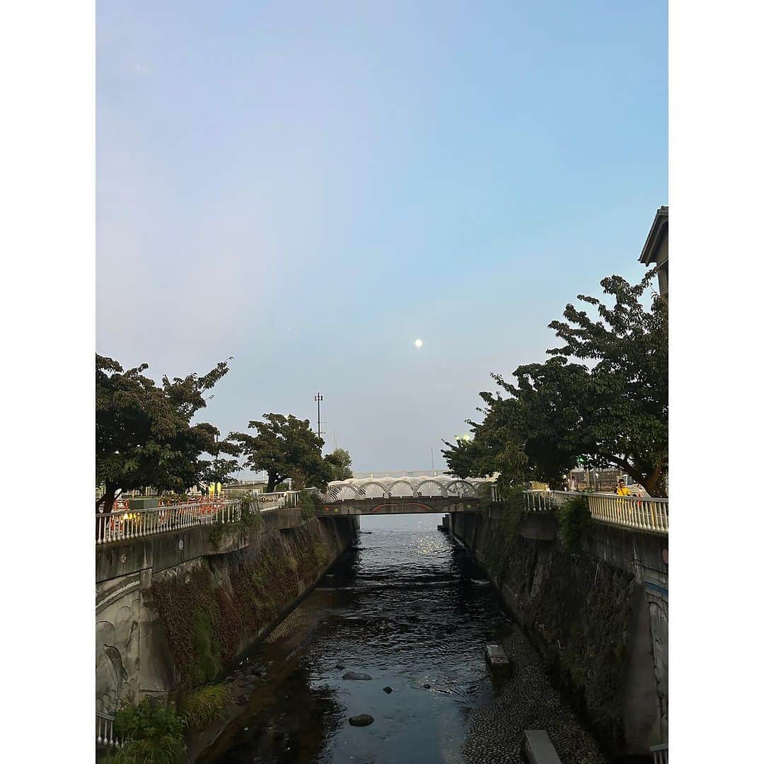 桃生亜希子さんのインスタグラム写真 - (桃生亜希子Instagram)「熱海。ひとり旅。 　 　　昭和感のある寂れた街並み。 　　懐かしいネオンの光。 　 　でも、どことなくヨーロッパの田舎の港町のような趣きも感じる。  　美味しい洋食をしみじみと味わった後、心地よい夜風を感じながら散歩する。  　月を見ながら帰る真っ暗な坂道。🌕  　熱海の良さが沁みる年頃になってきたのかな。笑  　好きなだけ温泉に浸かり、本を読んだり、うたた寝したり、自由に楽しむ1人時間。  　ずっとやってみたかった温泉ひとり旅は、やはり最高だった。♨️ 　 　また来たいなぁ。🙏❤️  @soki_atami さん、今回も素敵なおもてなしをありがとうございました。🙏 　また、お邪魔します。✨  #atami #熱海」9月28日 15時13分 - pinokosugar
