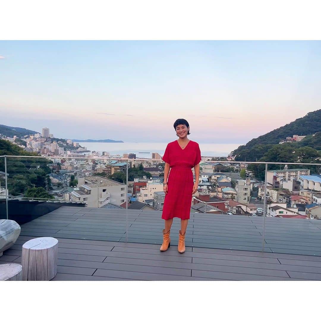 桃生亜希子のインスタグラム：「熱海。ひとり旅。 　 　　昭和感のある寂れた街並み。 　　懐かしいネオンの光。 　 　でも、どことなくヨーロッパの田舎の港町のような趣きも感じる。  　美味しい洋食をしみじみと味わった後、心地よい夜風を感じながら散歩する。  　月を見ながら帰る真っ暗な坂道。🌕  　熱海の良さが沁みる年頃になってきたのかな。笑  　好きなだけ温泉に浸かり、本を読んだり、うたた寝したり、自由に楽しむ1人時間。  　ずっとやってみたかった温泉ひとり旅は、やはり最高だった。♨️ 　 　また来たいなぁ。🙏❤️  @soki_atami さん、今回も素敵なおもてなしをありがとうございました。🙏 　また、お邪魔します。✨  #atami #熱海」