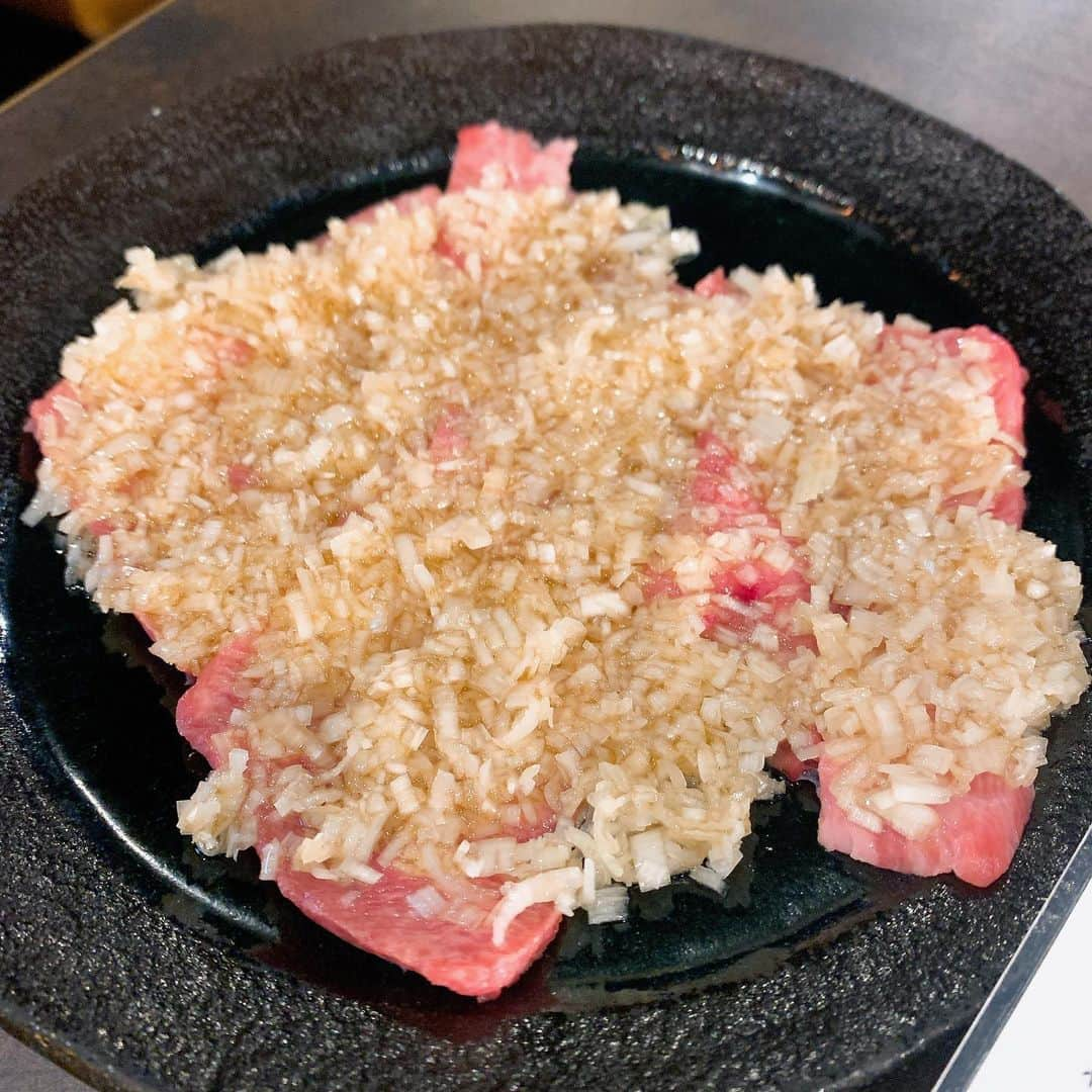 瀬乃ひなたのインスタグラム：「池袋【金の肉人】 . . 23時以降空いてるお店が少なくて 検索して行ったお店なんだけど 前に通りすがりに気になってたお店だった‼︎ . . Google先生にはお手頃って書いてあったけど 少々高い印象だった🙄 . . タン系と刺し系が良いお値段なんだけど 塩ユッケ美味しかった🤤 写真は失敗しちゃって無い... . . タンも美味しかったよ🙆‍♀️ . . . . .  #東京焼肉  #にくすたぐらむ 　#焼肉　#毎日焼肉が食べたい人 　#グルメ　#たべすたぐらむ　#ワイのグルメ記録 #牛タン　#イチボ　#ユッケ　#池袋グルメ　#池袋　#池袋焼肉　#金の肉人西池袋店 #金の肉人　#ハラミ」