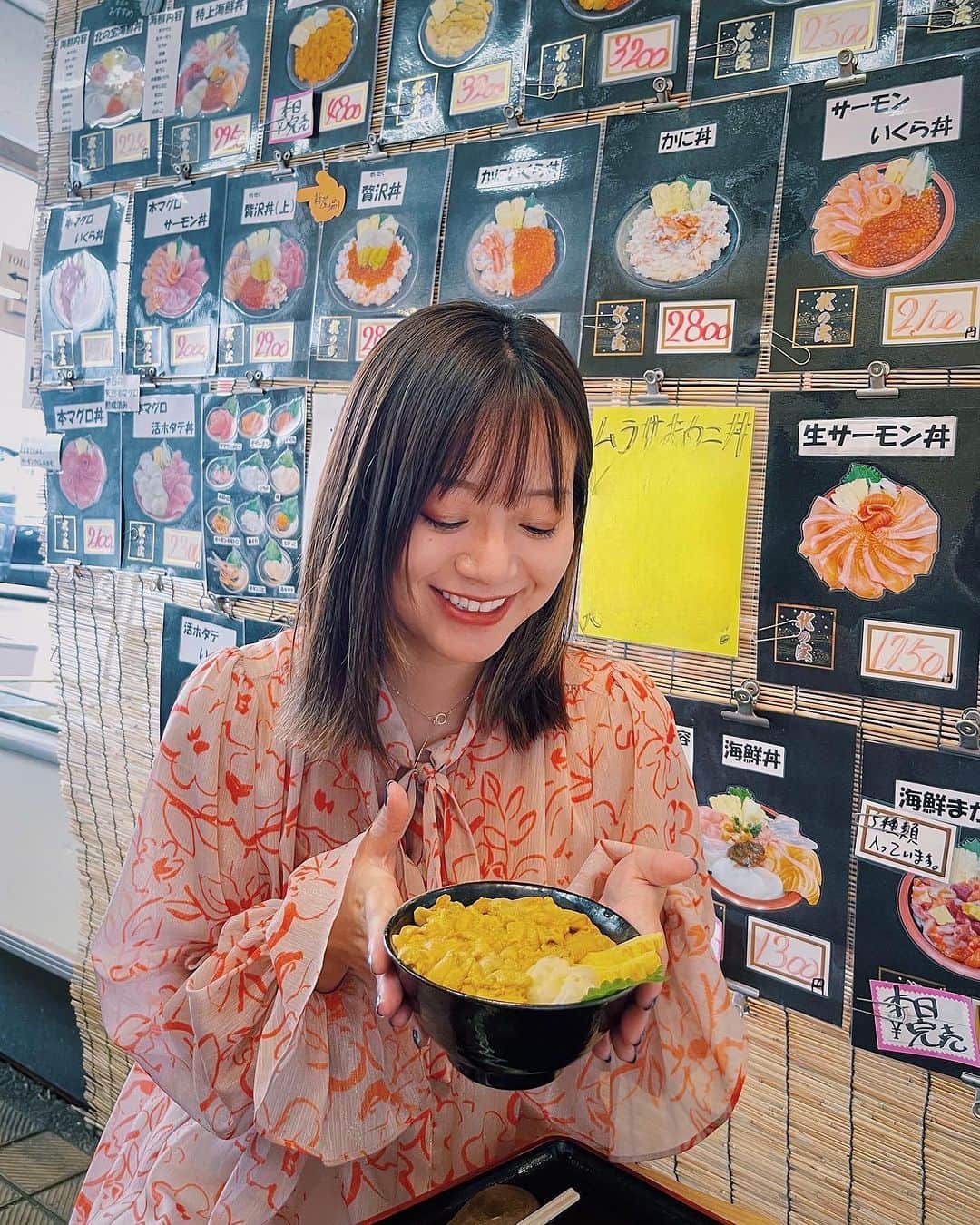 のインスタグラム：「念願の念願の念願すぎた うに丼。。。  もう、うに丼を前にして食欲を抑えきれなかったか全て事故写真🤳  それもさいこうううう」